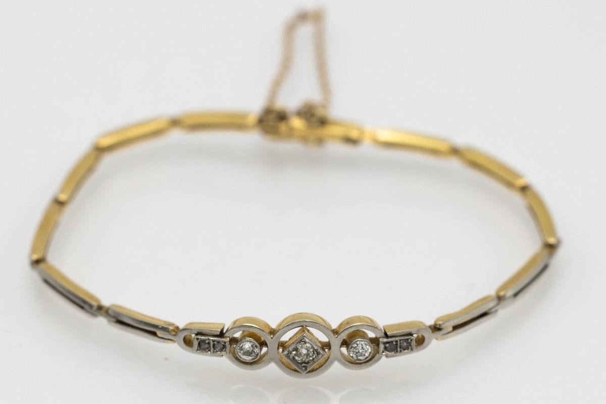 Old Art Deco bracelet, made of 18-carat yellow gold and white gold elements.

Set with 7 diamonds with a total weight of 0.20 ct, comfortable clasp with a safety chain.

Origin: Germany, 1930s.

Original proof of purchase with evaluation from 1939