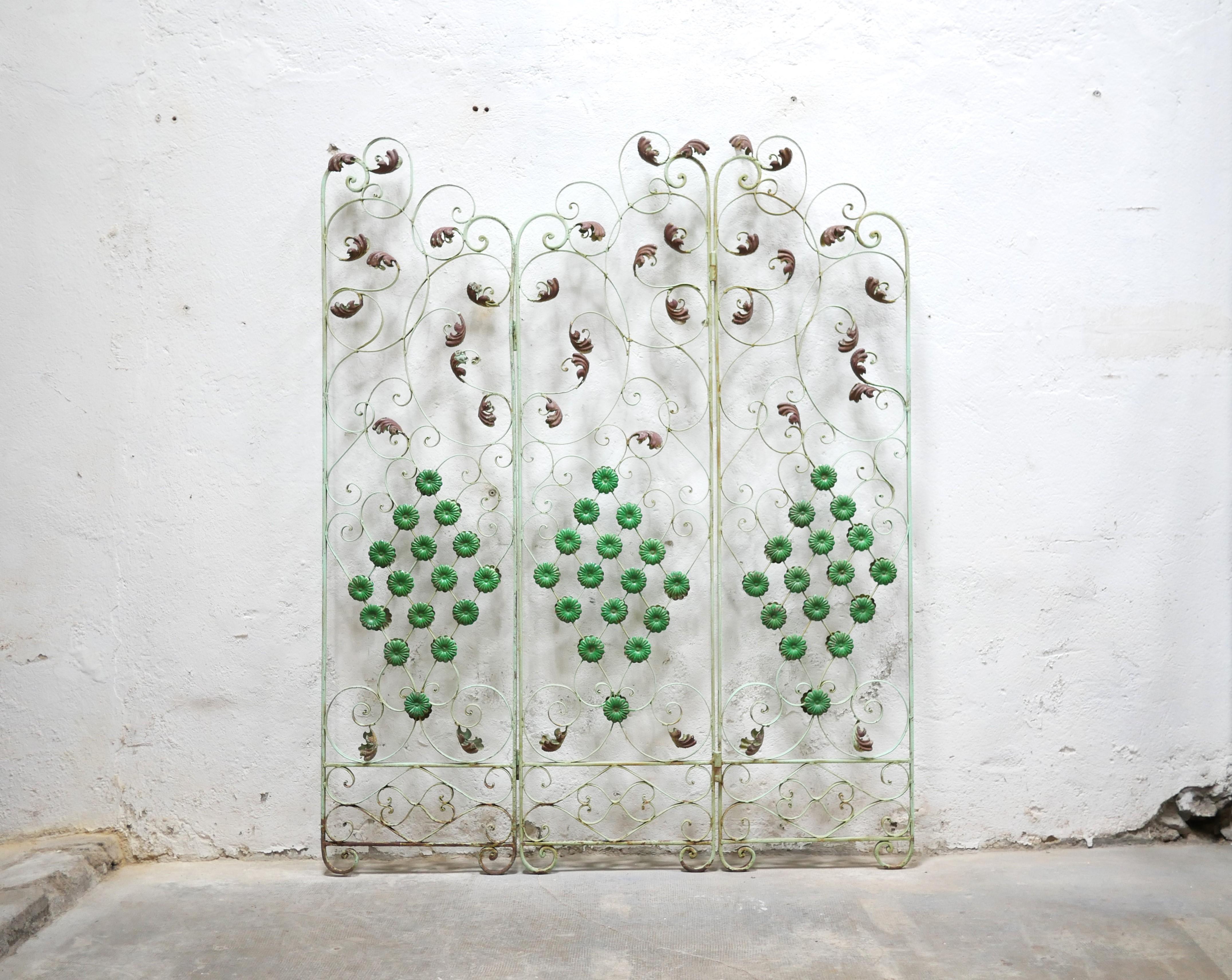 Art deco wrought iron screen in the style of Gilbert Poillerat dating from the 1930s. 

Beautifully sized, practical and aesthetic, the screen will be perfect in a current decoration. In the living room, the garden or on the terrace, it will quickly
