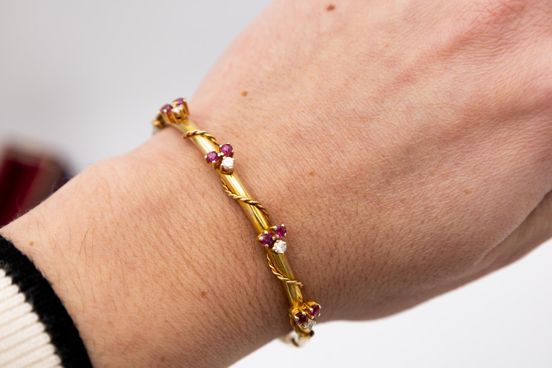 Schönes altes starres Armband aus 14-karätigem Gold. (0,560-0,580 Feingehalt)

Mit Diamanten im Brillantschliff mit einem Gesamtgewicht von ca. 0,27 ct und natürlichen Rubinen mit einem Gesamtgewicht von ca. 0,80 ct besetzt, die kleine Blumen