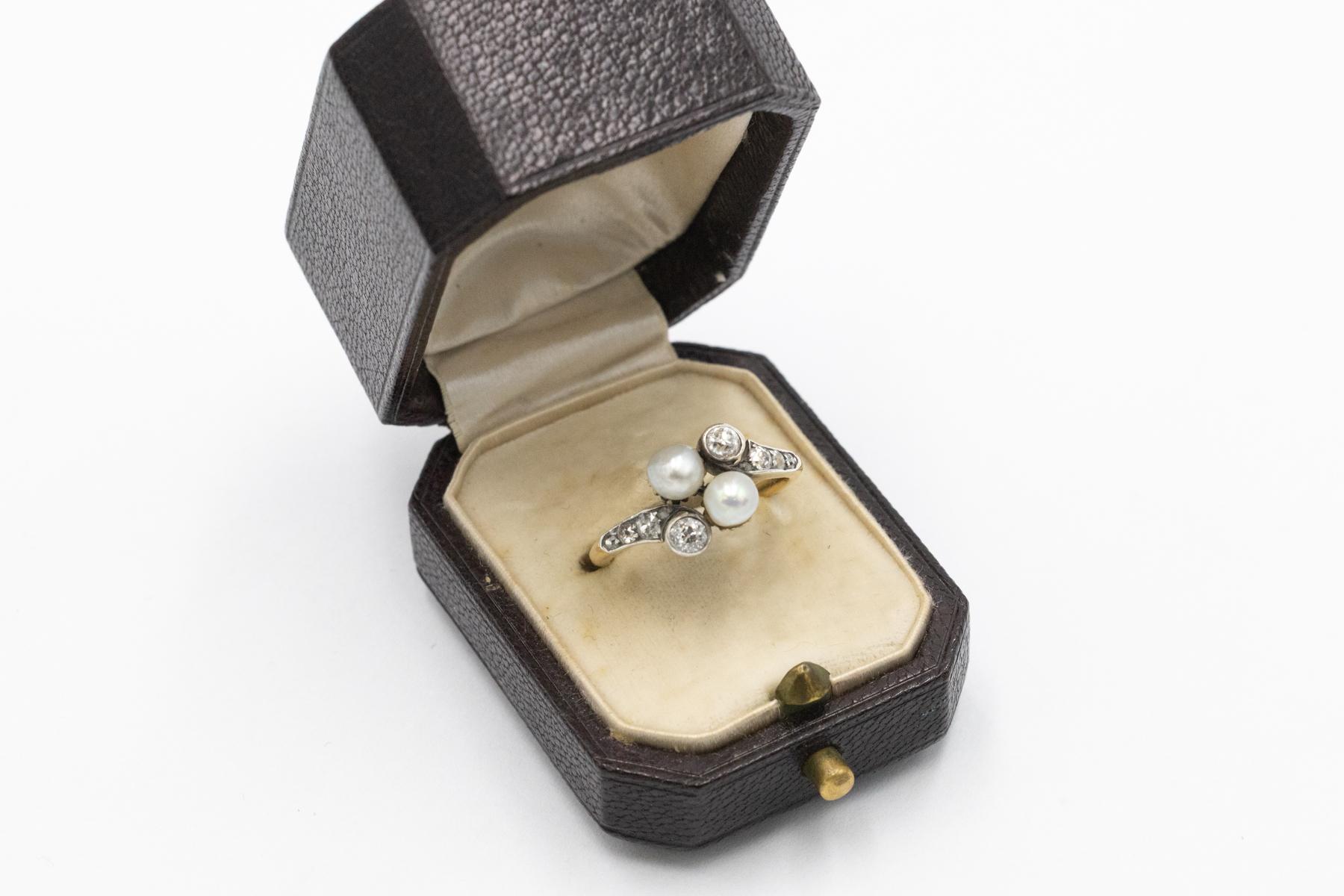 Old Art Nouveau ring with pearls and diamonds, early 20th century. In Good Condition For Sale In Chorzów, PL