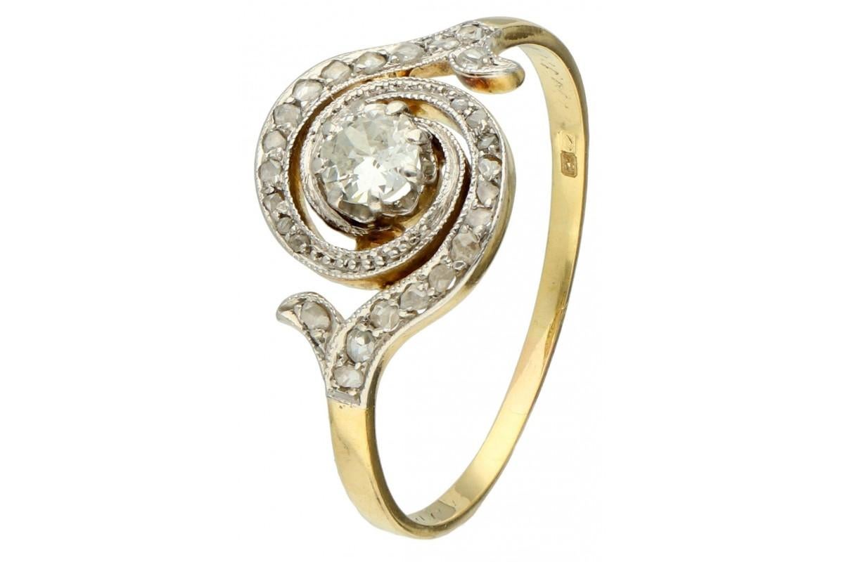 A gold-platinum ring set with an old brilliant-cut diamond weighing approx. 0.28 ct. (purity SI and color I-J), surrounded by a row of old rose-cut diamonds set in platinum.

Very good condition.

Hallmarks: Dutch fineness of gold 585 and platinum