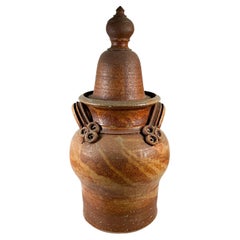 Ancienne poterie d'art Sculptural Lidded Vessel Textured Jar signé