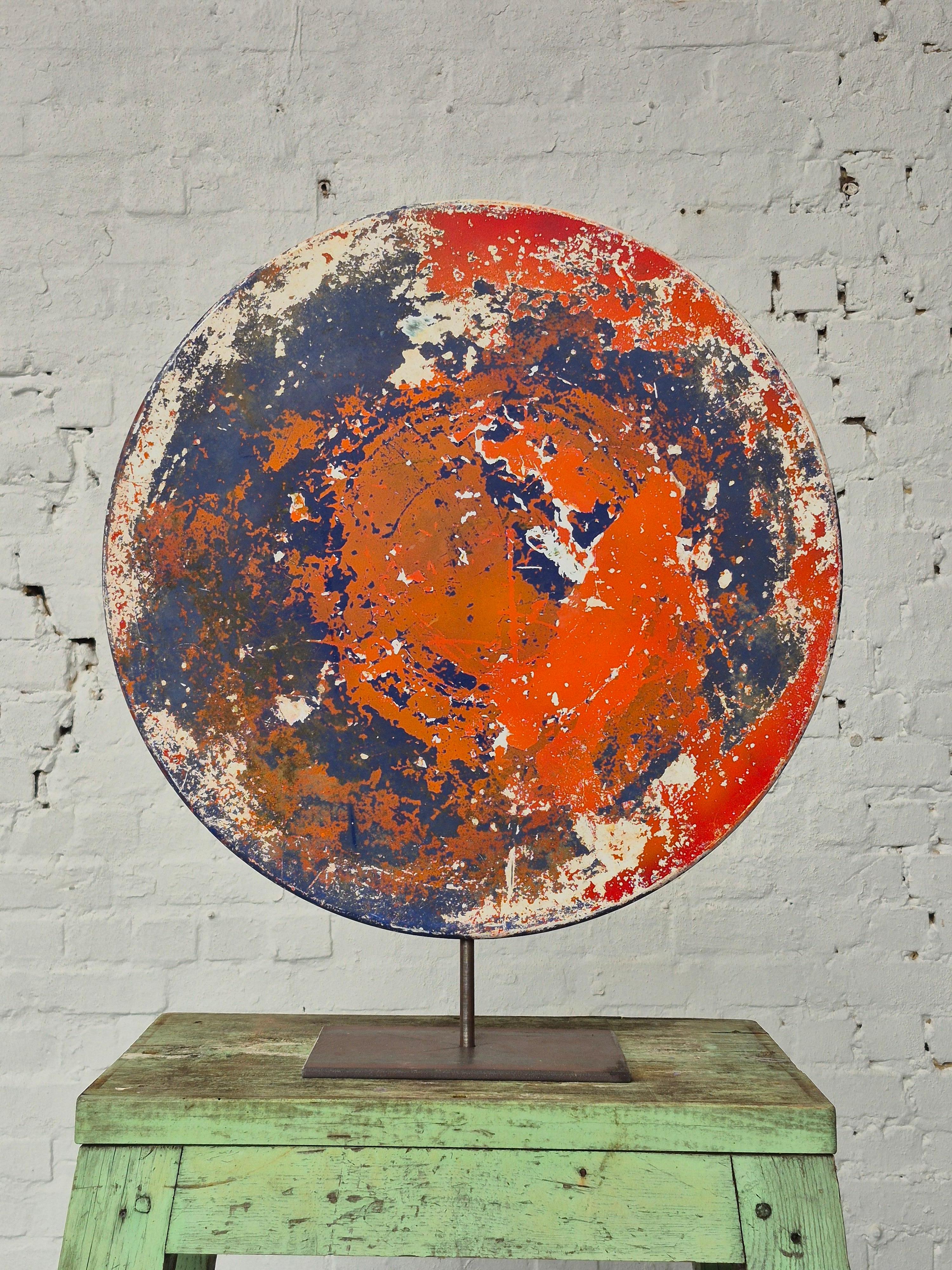 Wenn eine Tischplatte aus den 1960er Jahren zu einem Kunstwerk wird. Metallkreis mit erstaunlicher Patina durch mehrere Farbschichten, die im Laufe der Jahre entstanden sind. Montiert auf einem speziell angefertigten Metalldisplay.