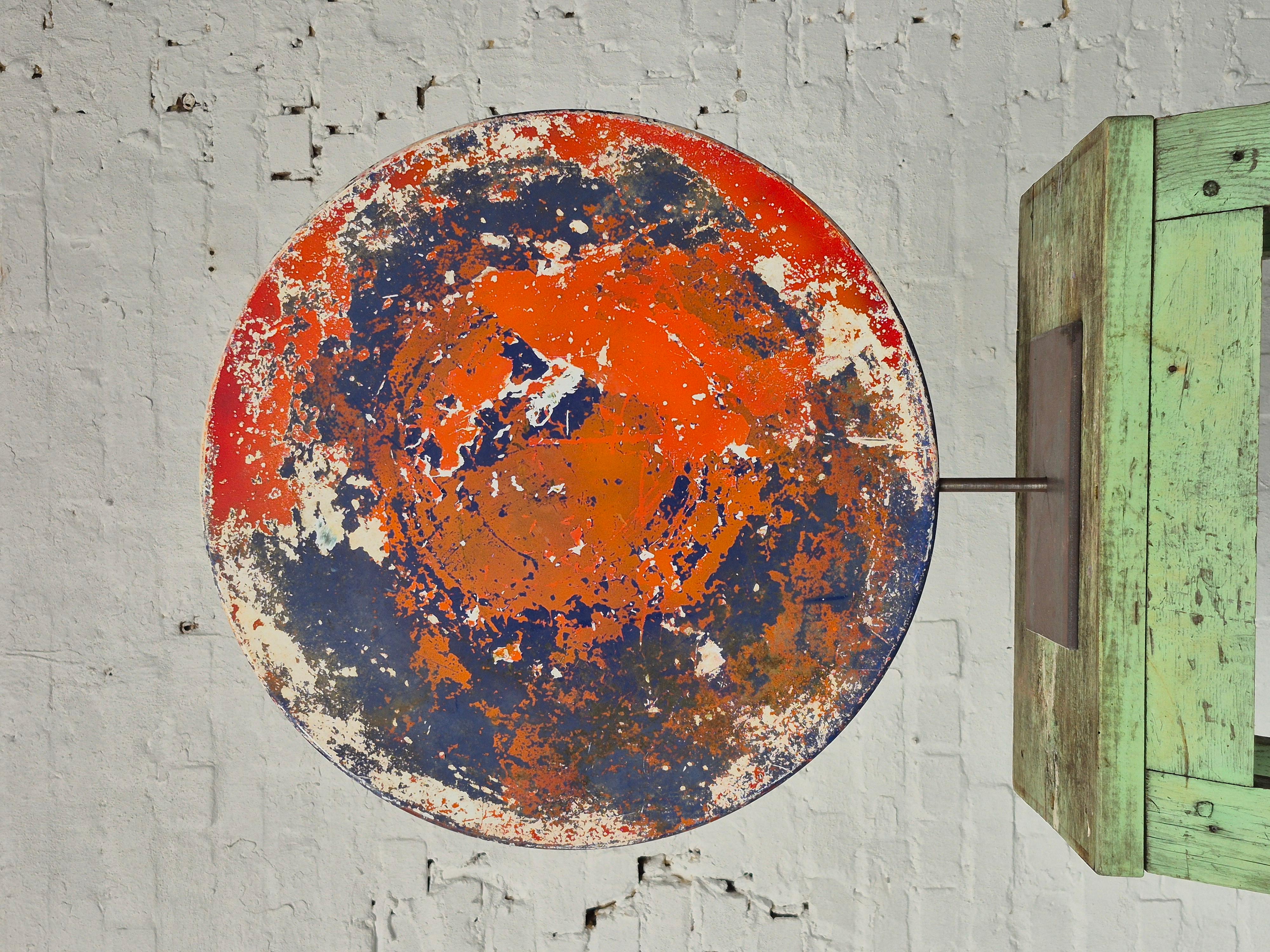 Quand un plateau de table des années 1960 devient une œuvre d'art. Cercle en métal avec une patine étonnante créée par plusieurs couches de peinture qui ont été créées au fil des ans. Monté sur un présentoir en métal fait sur mesure.