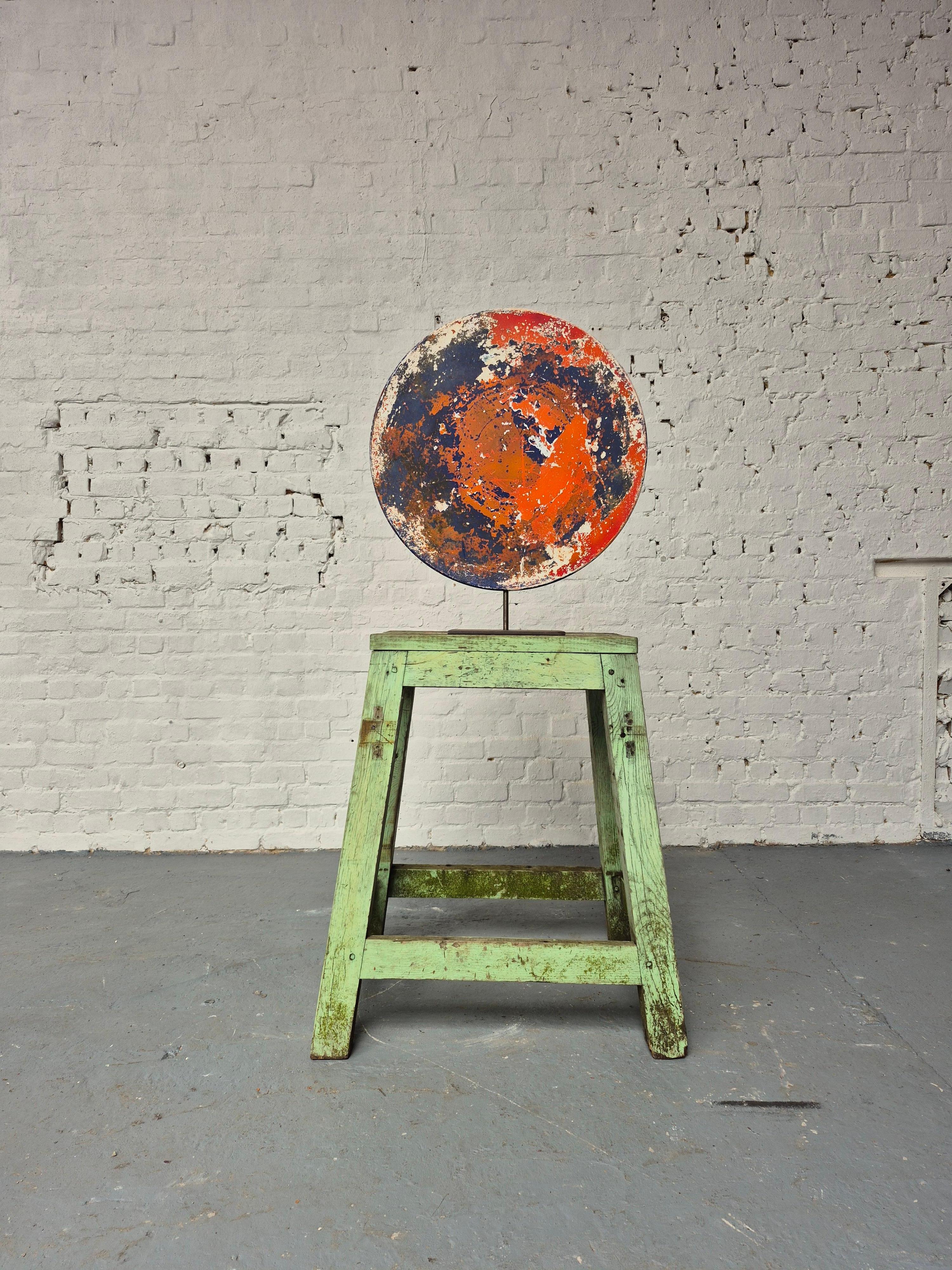 Alter kunstvoll patinierter Metallkreis (Französisch) im Angebot