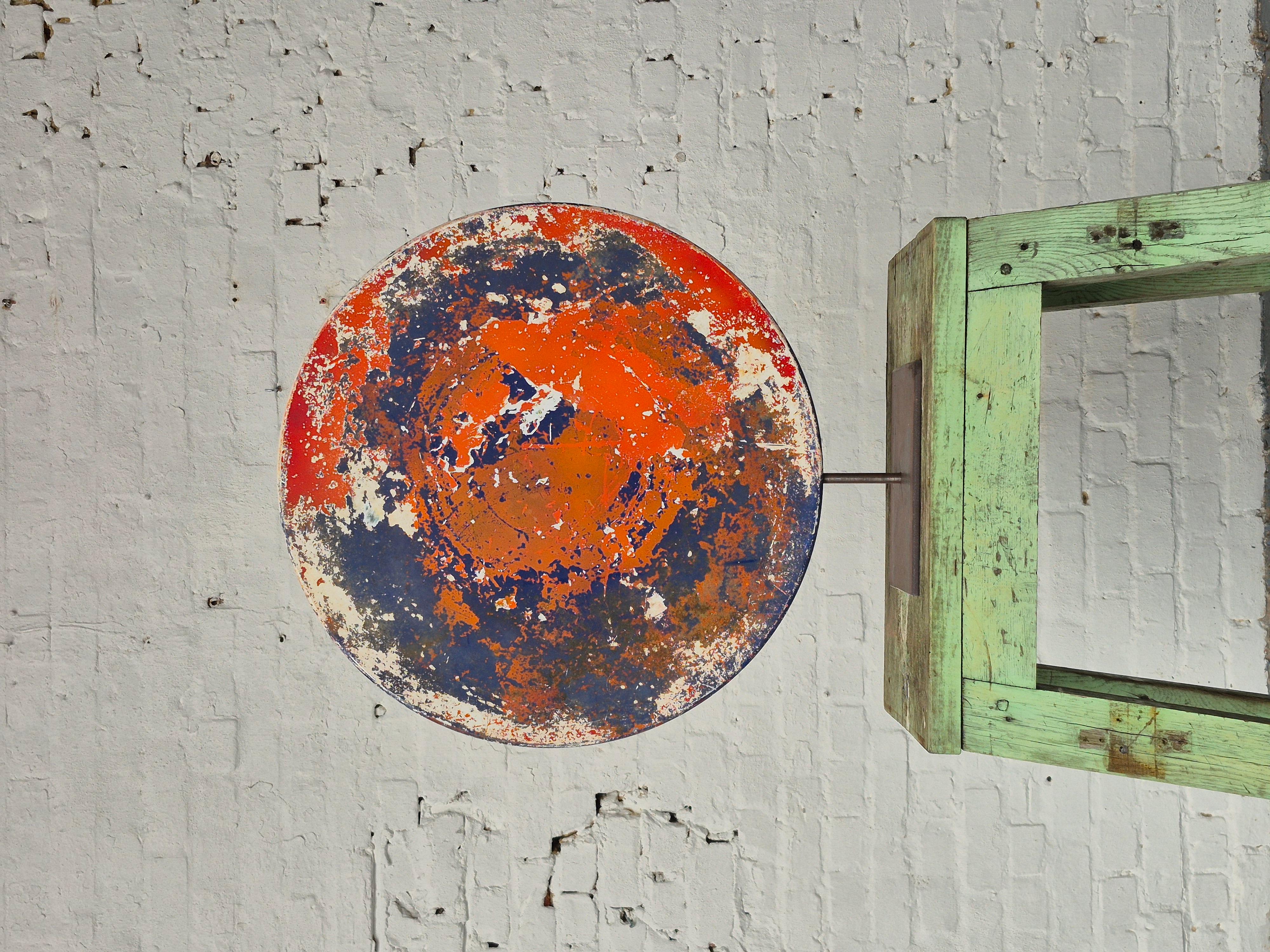 Vieux cercle en métal patiné arty Bon état - En vente à Haaltert, BE