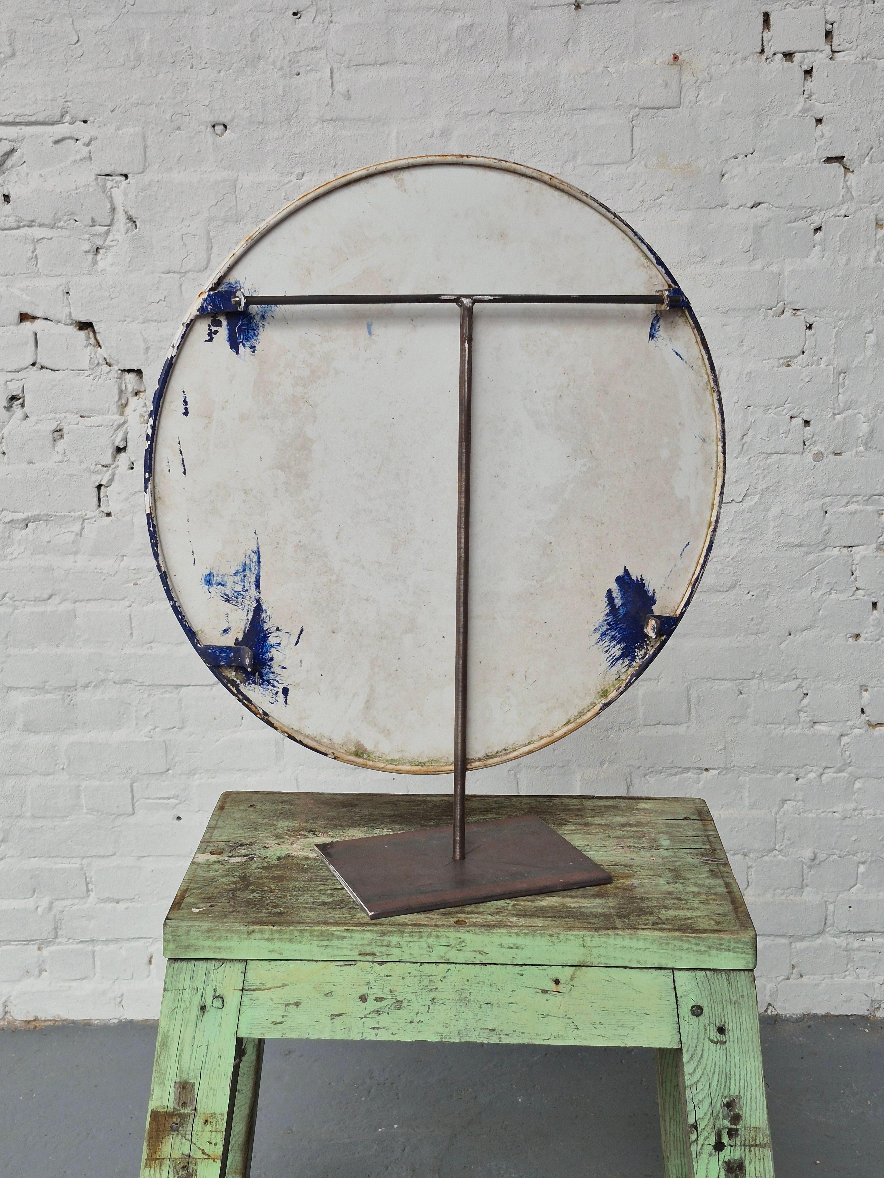 Alter kunstvoll patinierter Metallkreis (Mitte des 20. Jahrhunderts) im Angebot