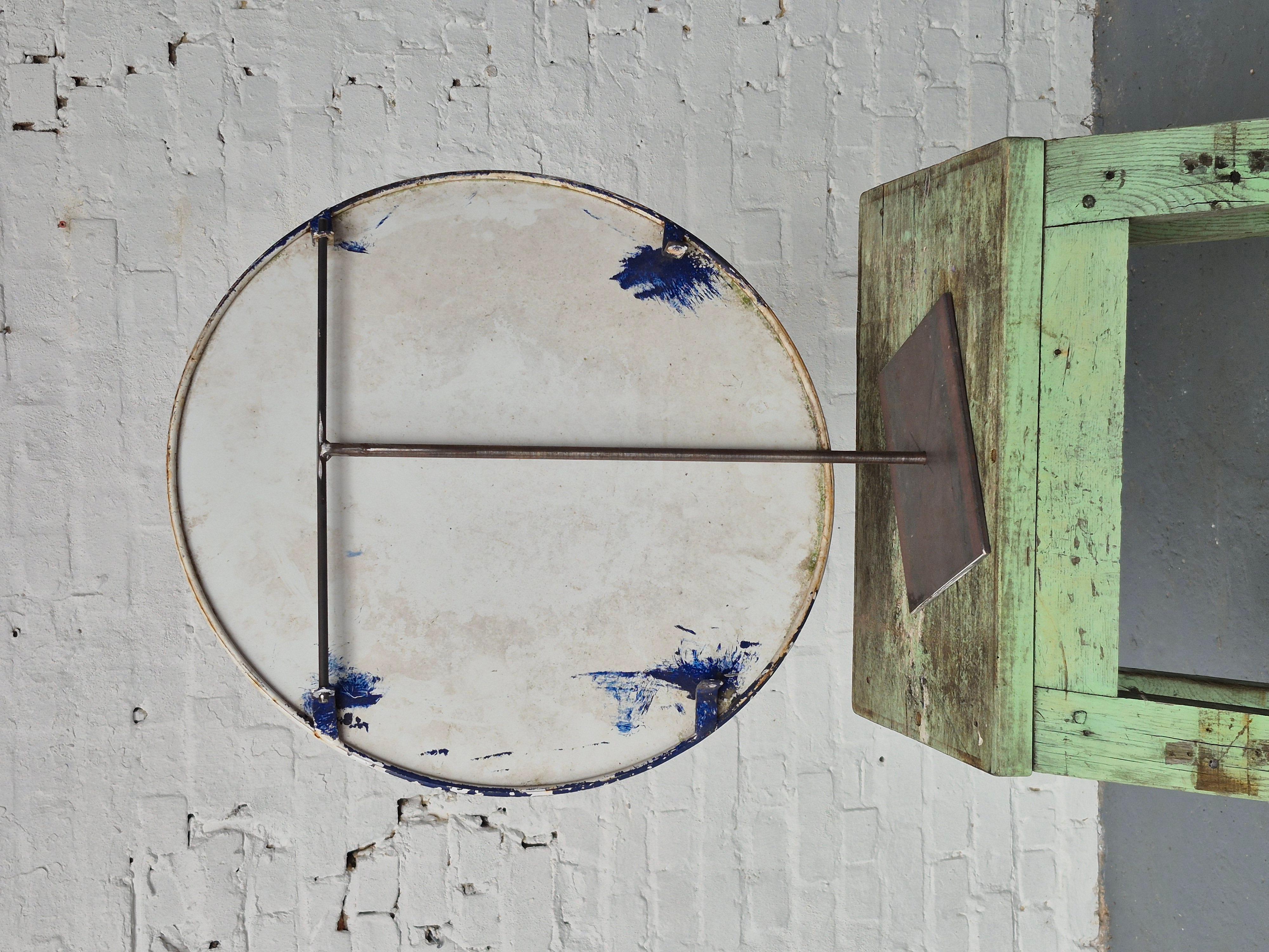 Milieu du XXe siècle Vieux cercle en métal patiné arty en vente