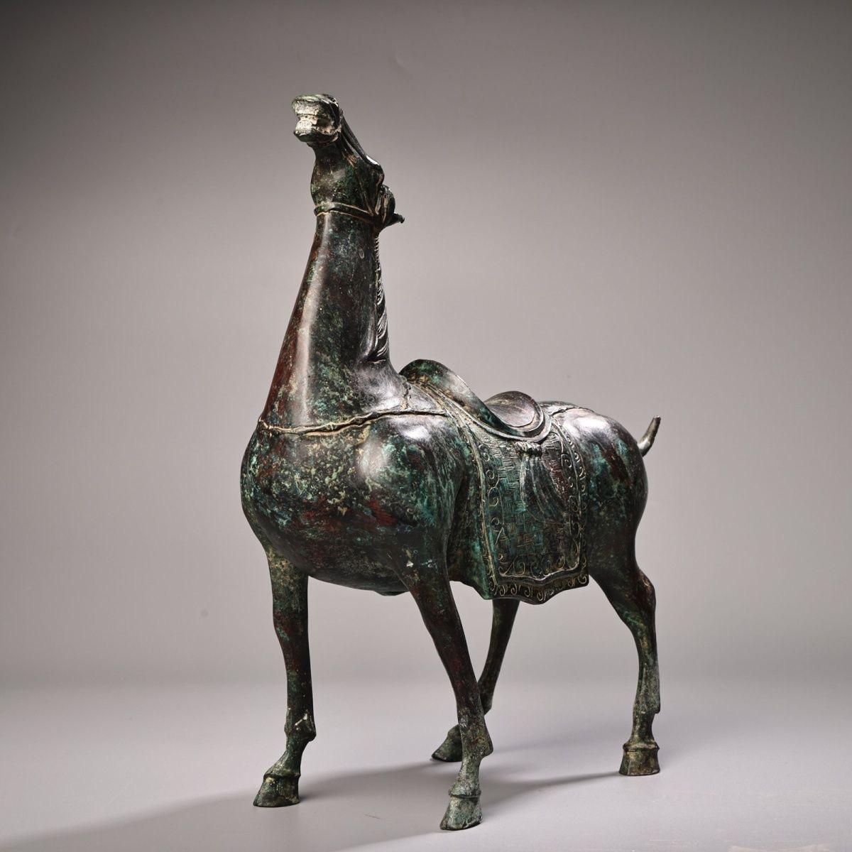 Old Asian Bronze Horse with Raised Head In Fair Condition For Sale In 景德镇市, CN