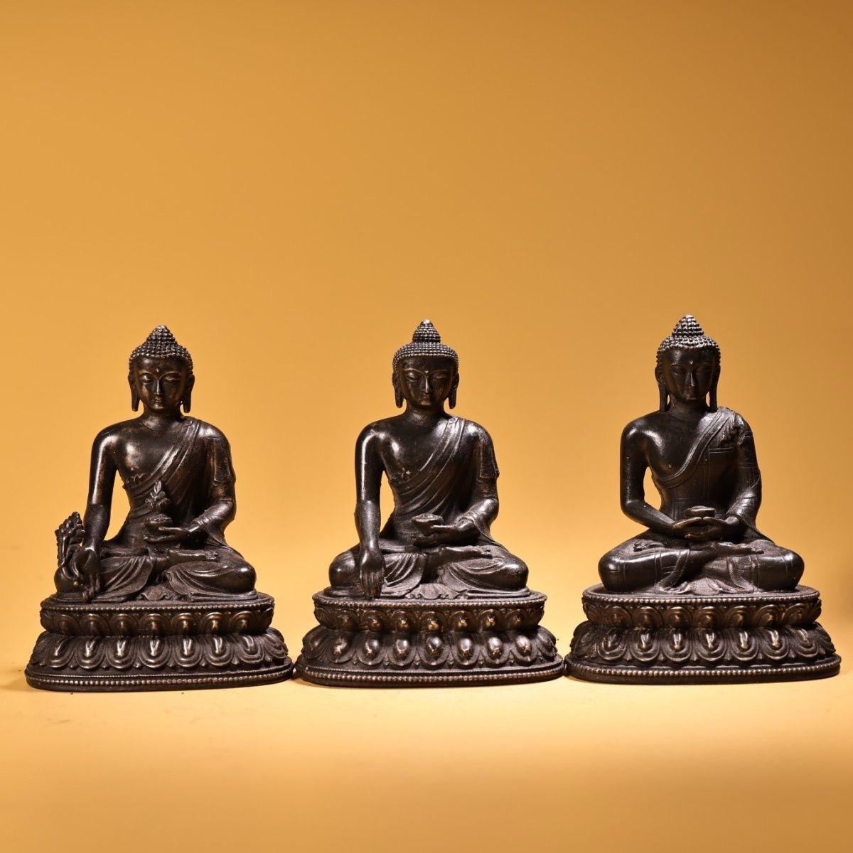 Ensemble de trois statues de Bouddha en bronze d'origine asiatique - Représentation sacrée de la Triple Gemme et de l'Illumination

Cet ensemble de trois statues de Bouddha en bronze ancien d'Asie est une collection profondément significative et