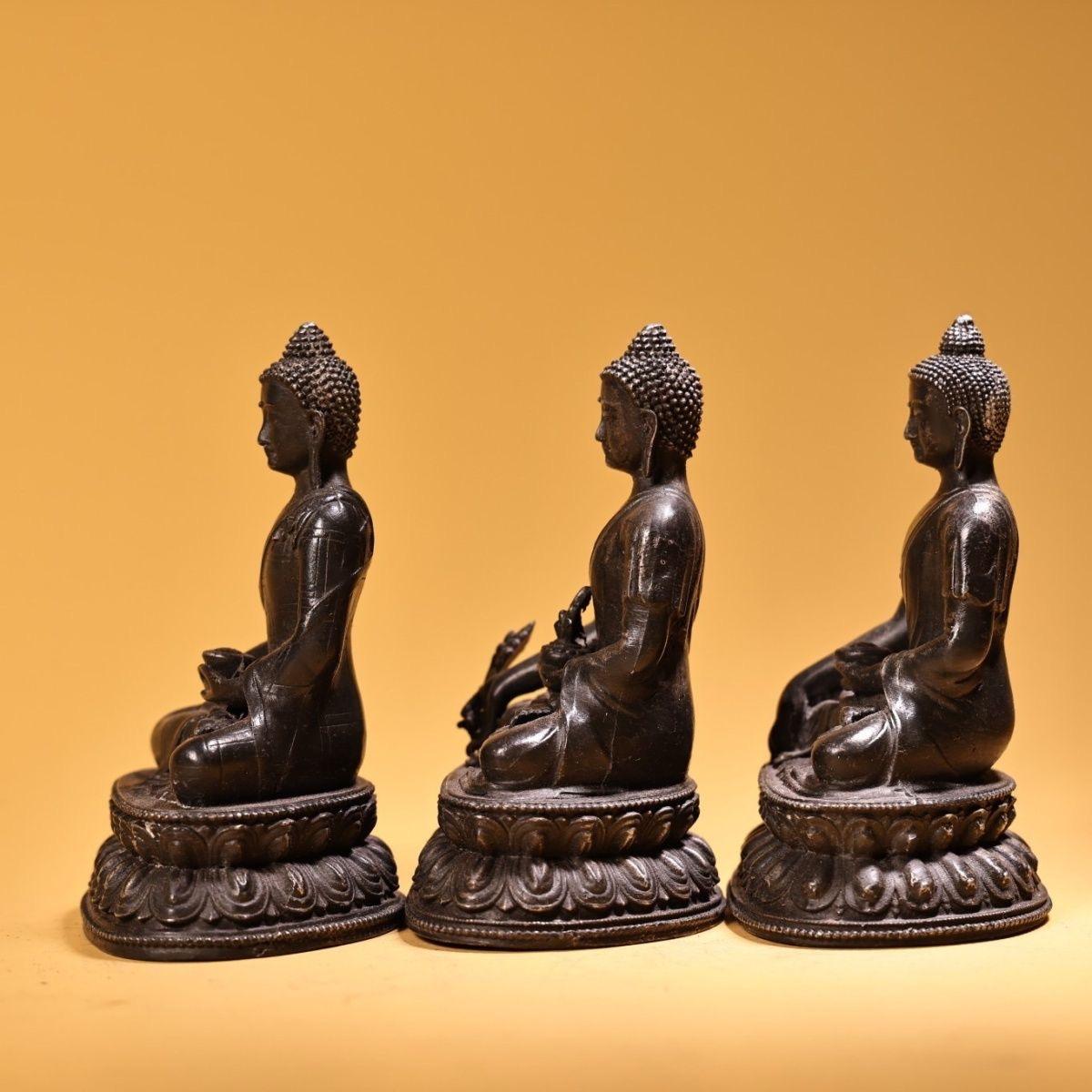 XIXe siècle Ensemble de trois statues de bouddha en bronze d'origine asiatique en vente