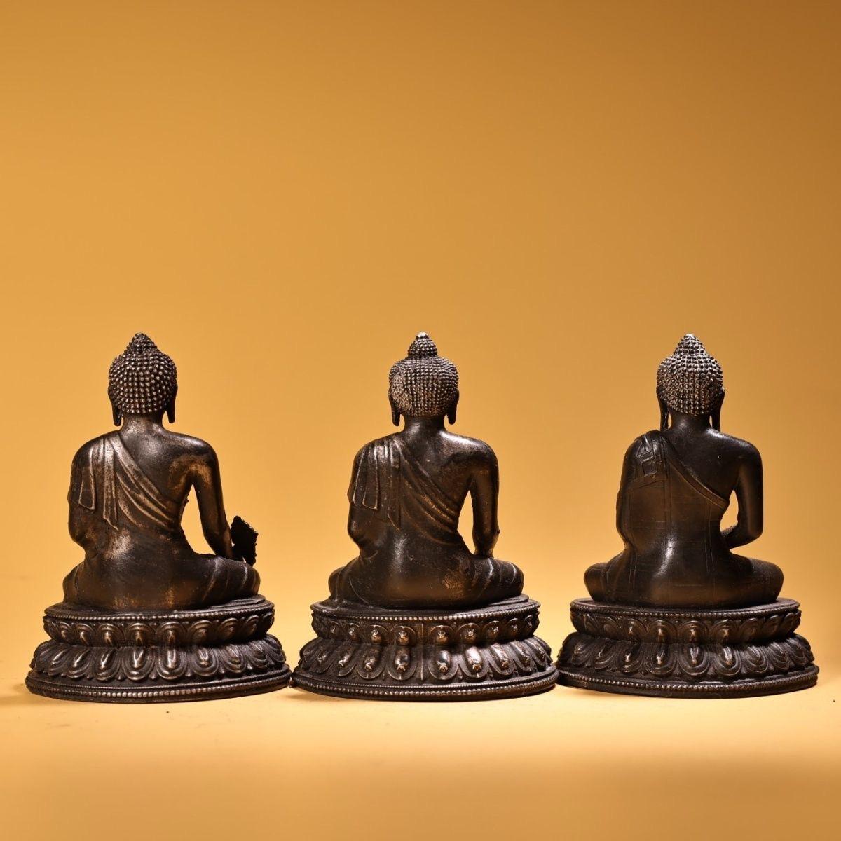 Bronze Ensemble de trois statues de bouddha en bronze d'origine asiatique en vente