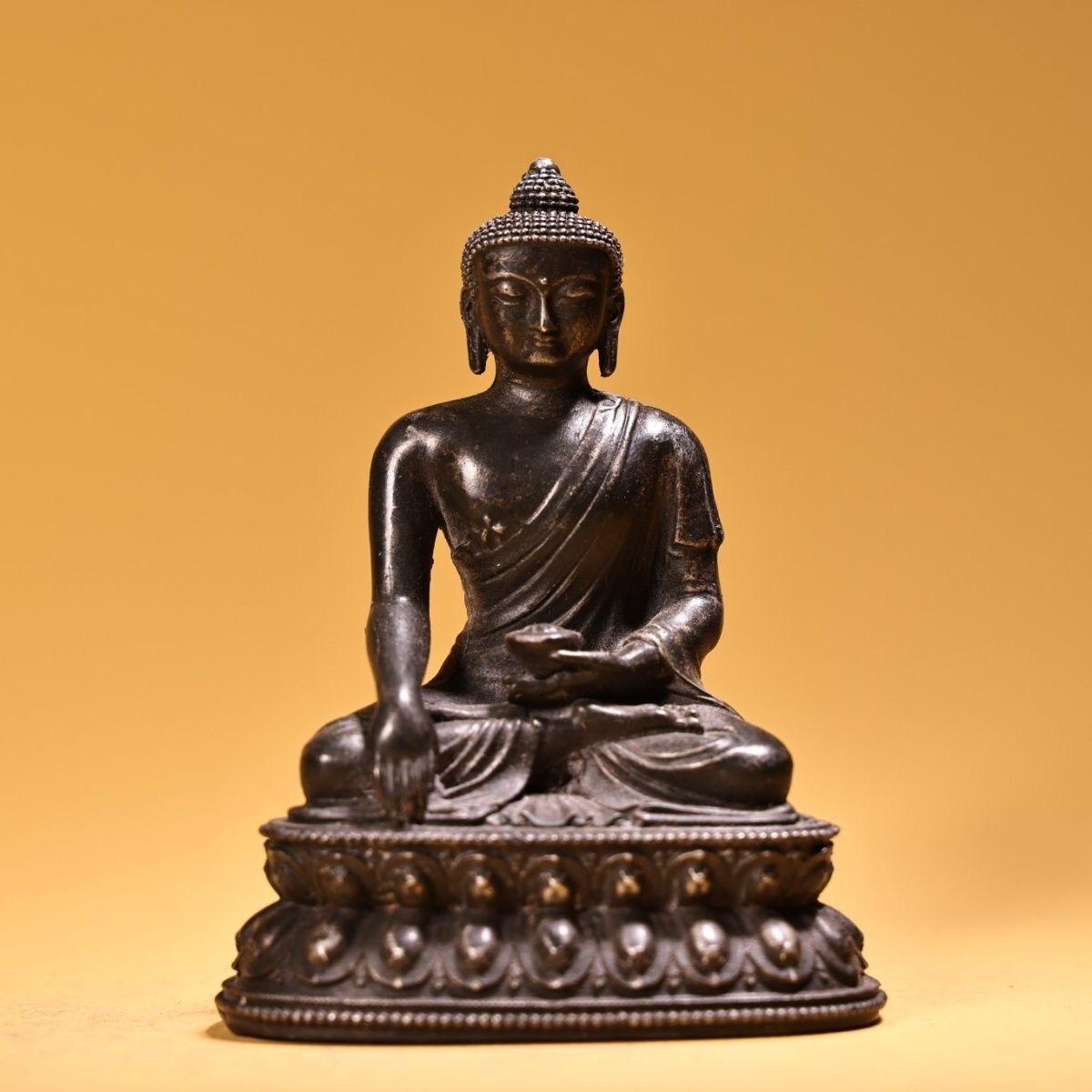 Ensemble de trois statues de bouddha en bronze d'origine asiatique en vente 1