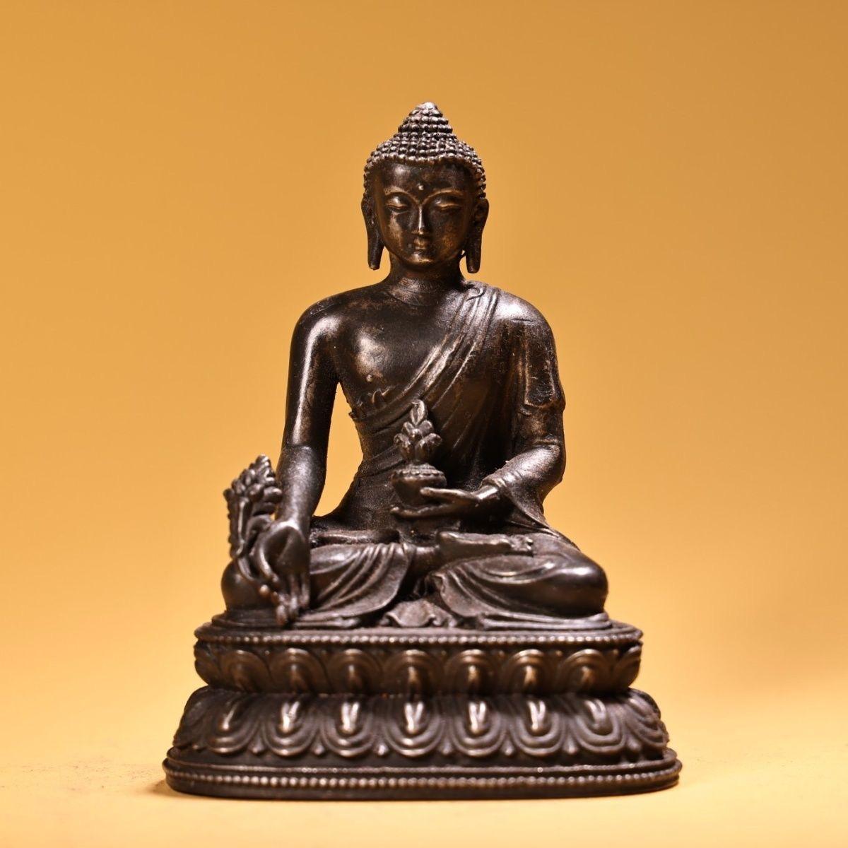 Ensemble de trois statues de bouddha en bronze d'origine asiatique en vente 3