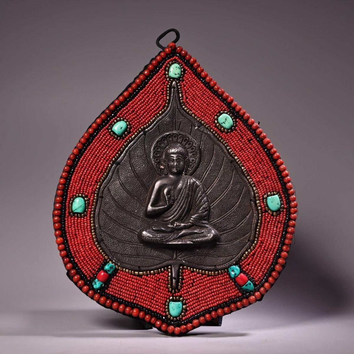 Old Asian Engraved Iron Shakyamuni Woven Art Glass Palm Leaf Thangka – A Masterpiece of Spiritual and Artistic Harmony

This Old Asian Engraved Iron Shakyamuni Woven Art Glass Palm Leaf Thangka is a rare and deeply meaningful piece that brings