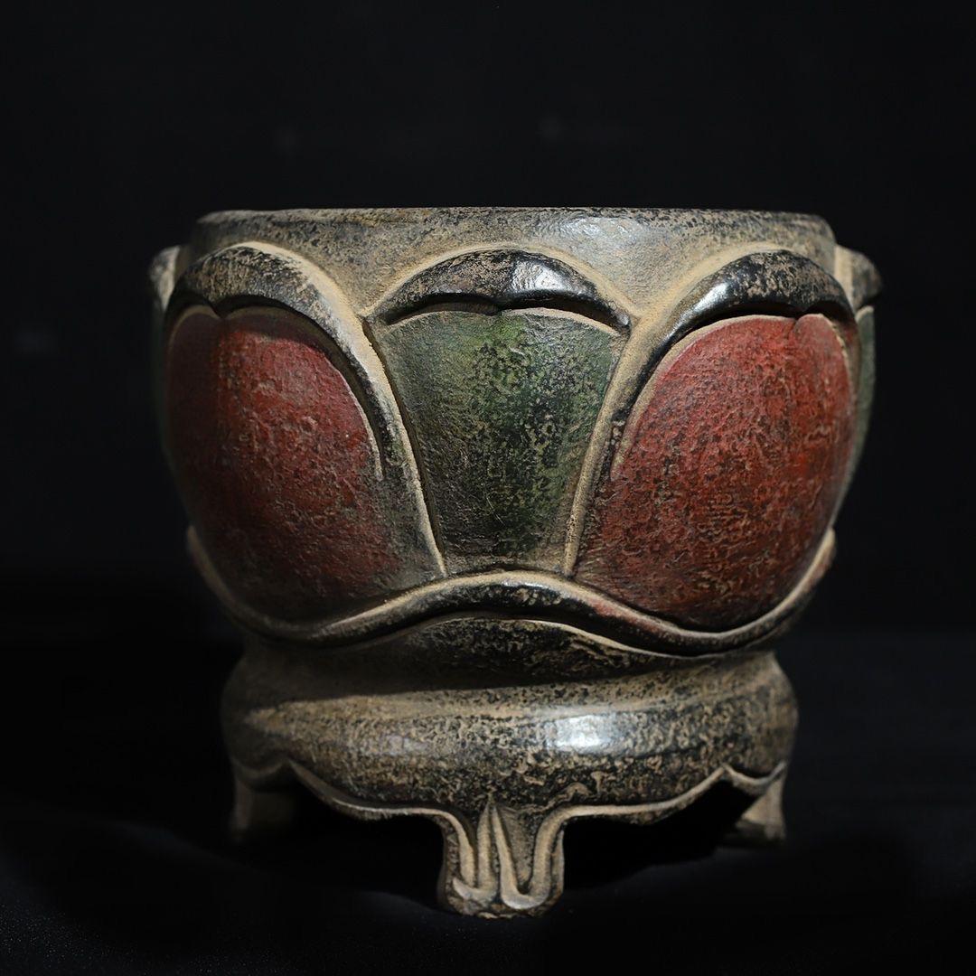 Old Asian Handcrafted Stone Carving Painted Lotus Flowers Pot – Symbol of Purity, Harmony & Timeless Beauty

Celebrate traditional artistry with this Old Asian Handcrafted Lotus Flower Pot, finely carved from natural stone and hand-painted with