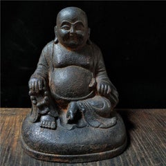 Statue de Bouddha Maitreya assise en fer ancien asiatique avec sourire