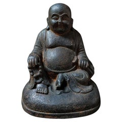 Statue de Bouddha Maitreya assise en fer ancien asiatique avec sourire