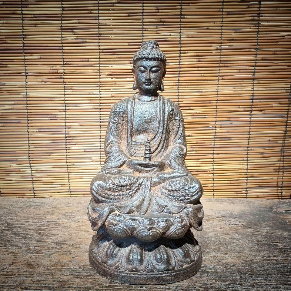 Vecchia statua asiatica di ferro del Buddha seduto che regge la pagoda - simbolo di saggezza e pace interiore

Aggiungi profondità spirituale e fascino senza tempo alla tua collezione con questa statua di Buddha seduto in ferro dell'Asia Antica,