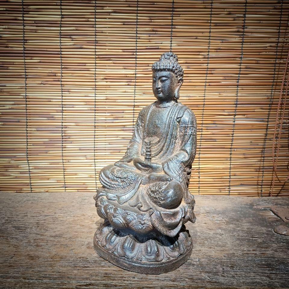 XX secolo Vecchia pagoda asiatica in ferro con statua di Buddha in braccio in vendita