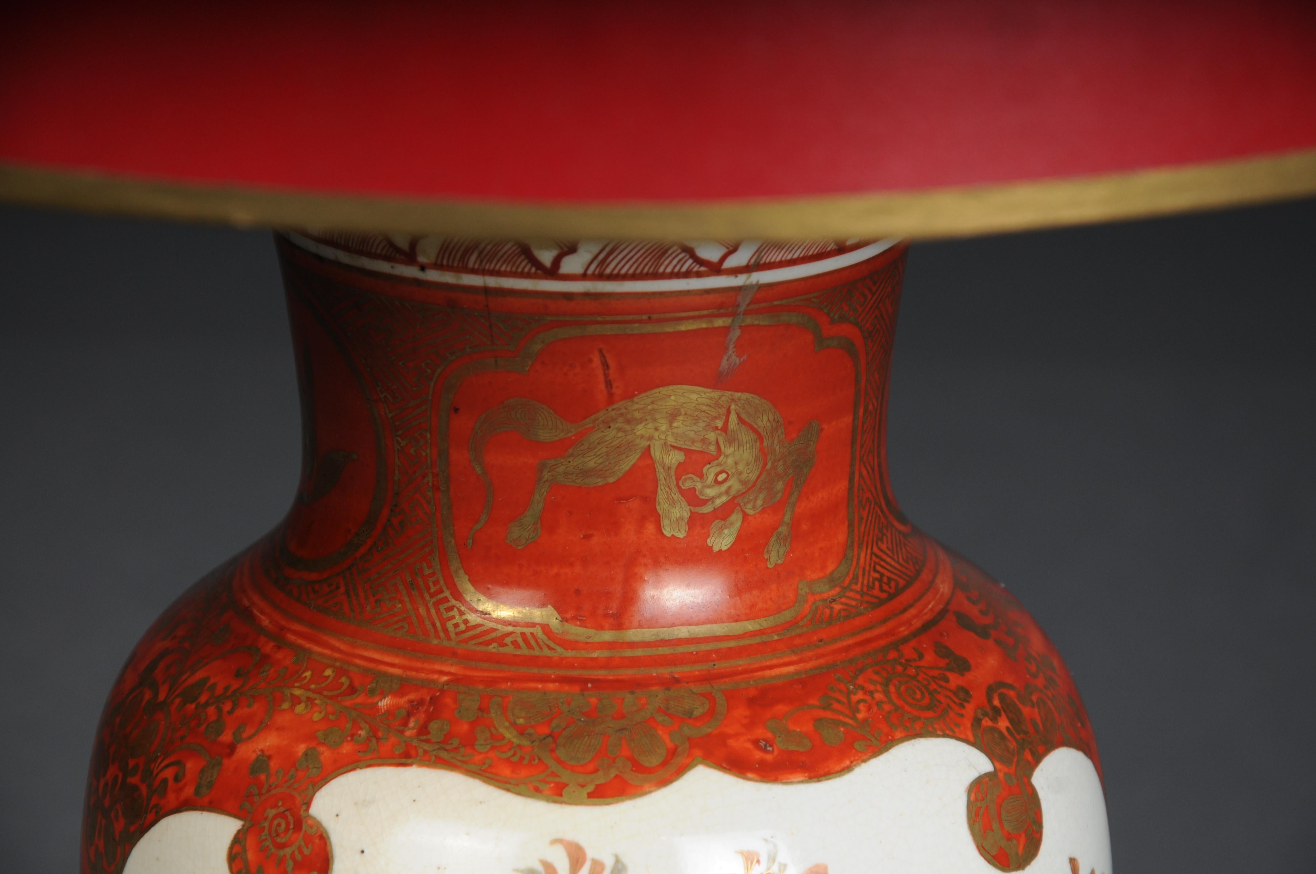 Old Asian porcelain table lamp, red with shade, electrified In Good Condition For Sale In Berlin, DE
