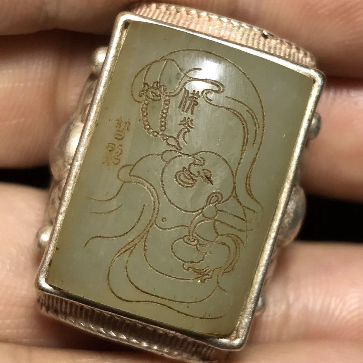 Vintage Asian Silver Ring with Jade Engraving - Maitreya Buddha Carved Spiritual Jewelry

Découvrez l'élégance intemporelle et la signification spirituelle de cette bague en argent sculpté de l'Asie ancienne, ornée d'un camée en jade magnifiquement