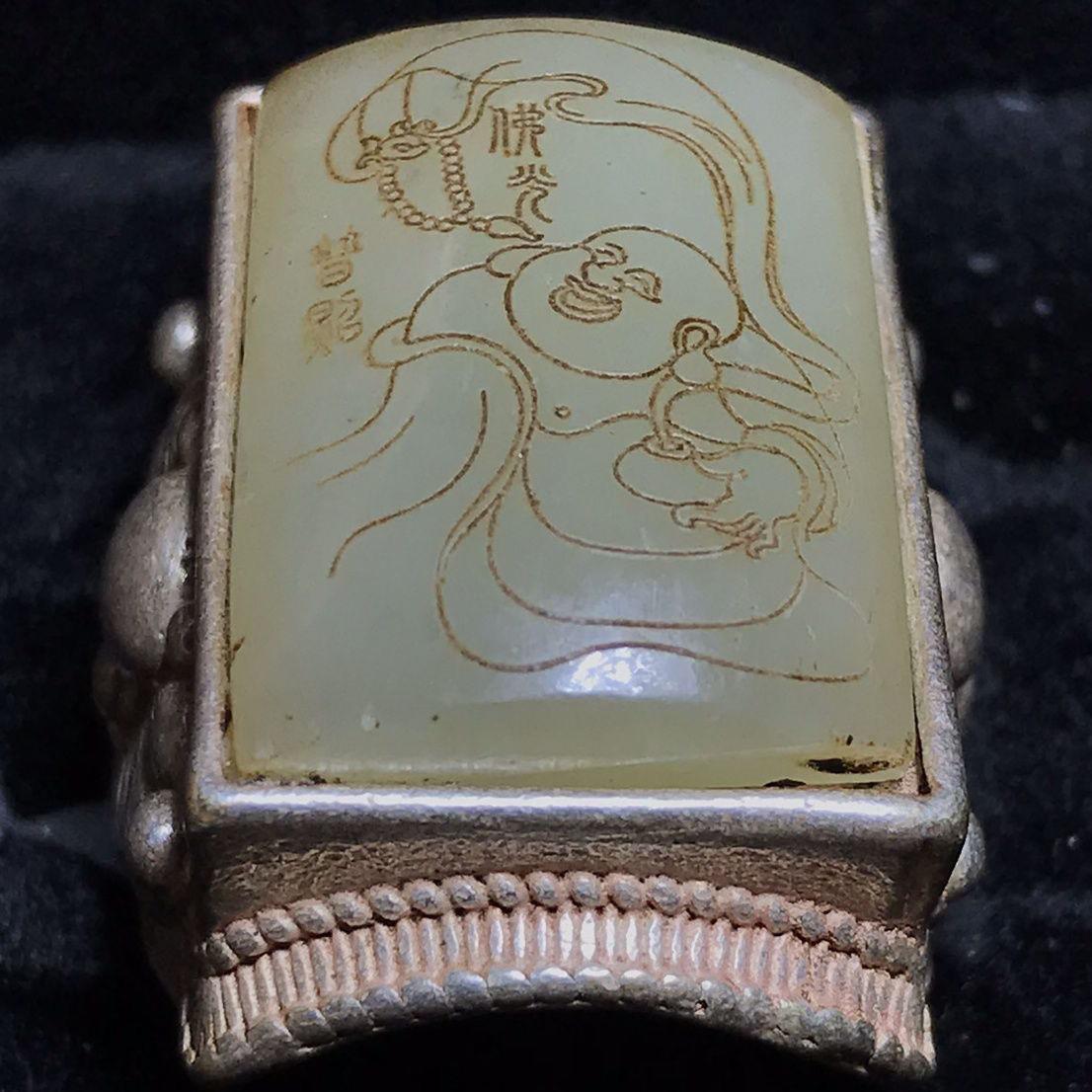Bague sculptée en argent d'Asie ancienne avec gravure de jade Bouddha Maitreya État moyen - En vente à 景德镇市, CN