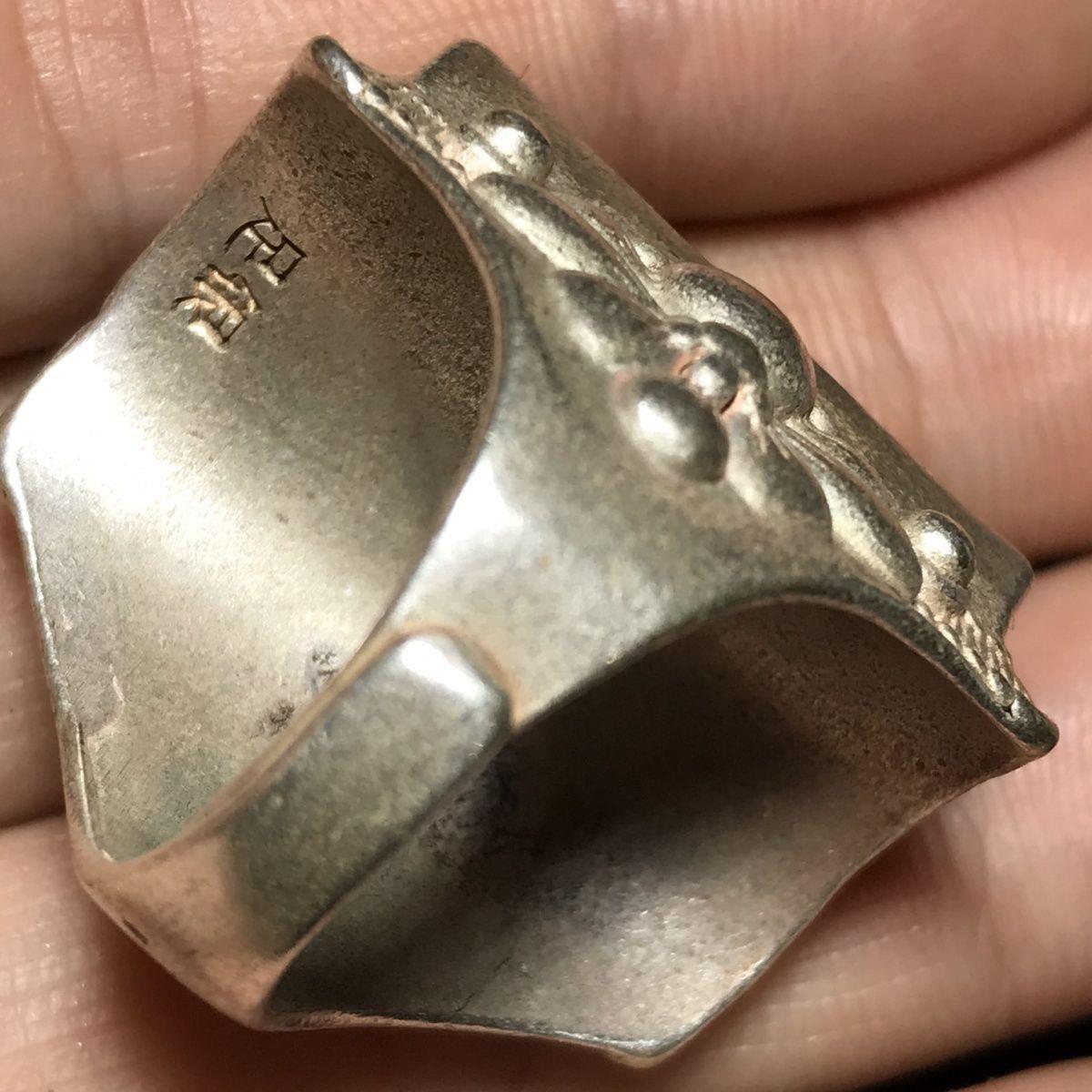 20ième siècle Bague sculptée en argent d'Asie ancienne avec gravure de jade Bouddha Maitreya en vente