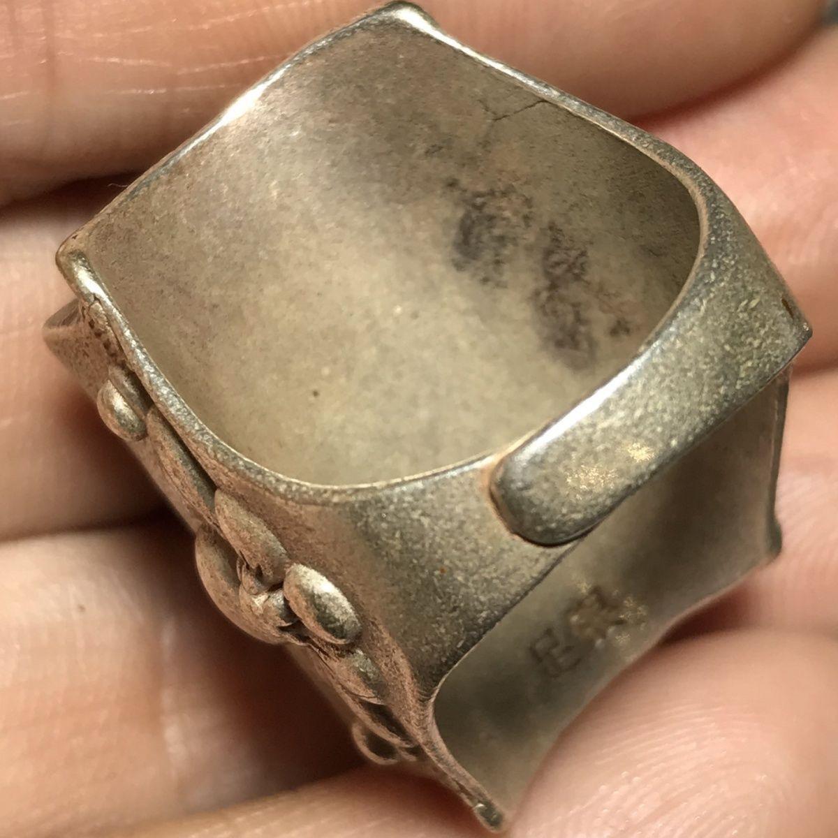 Argent Bague sculptée en argent d'Asie ancienne avec gravure de jade Bouddha Maitreya en vente