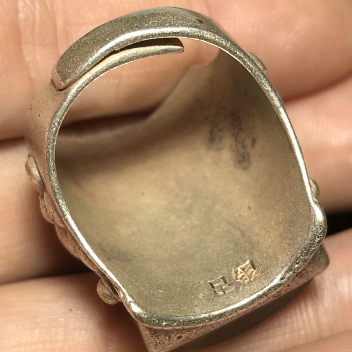 Bague sculptée en argent d'Asie ancienne avec gravure de jade Bouddha Maitreya en vente 1
