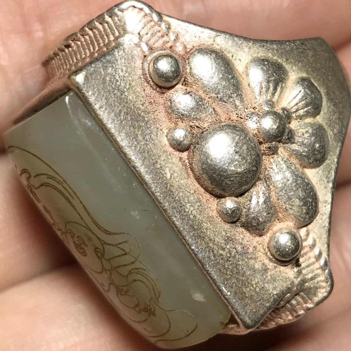 Bague sculptée en argent d'Asie ancienne avec gravure de jade Bouddha Maitreya en vente 2