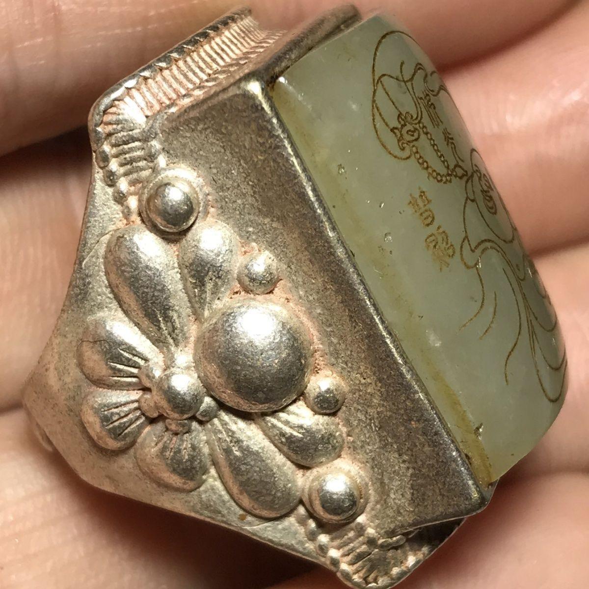 Bague sculptée en argent d'Asie ancienne avec gravure de jade Bouddha Maitreya en vente 4