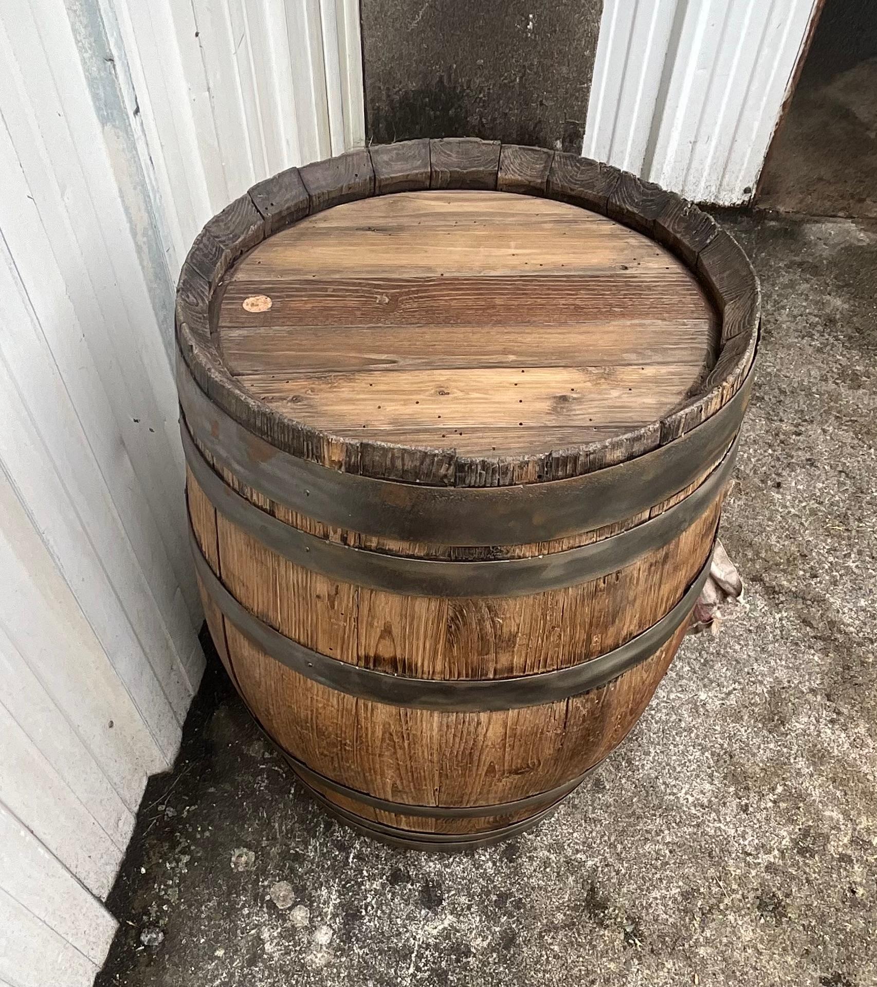 Old Barrel Of French Manufacture In Good Condition In SAINT-CLÉMENT-DE-LA-PLACE, FR