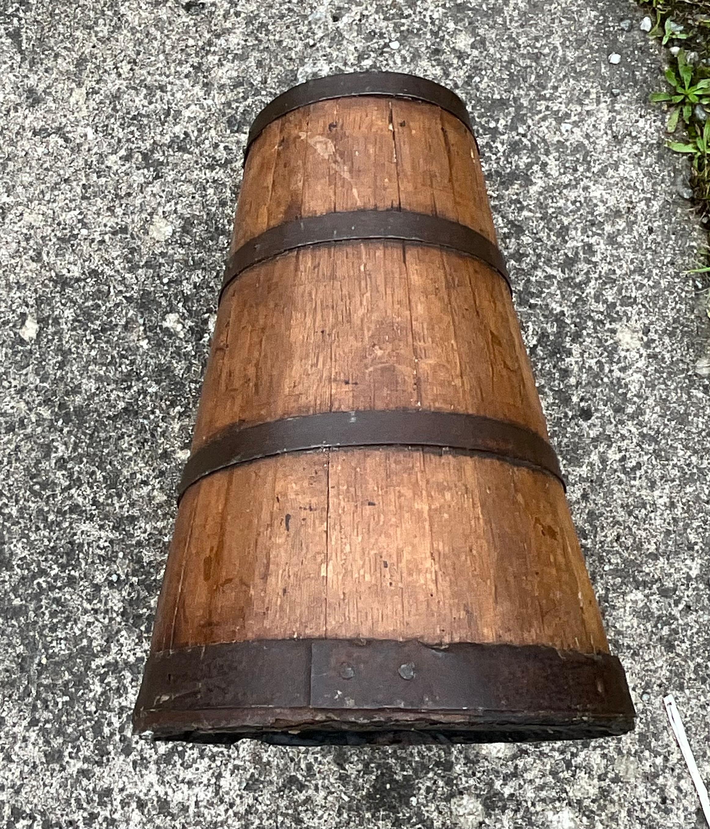 Old Barrel Of French Manufacture In Good Condition In SAINT-CLÉMENT-DE-LA-PLACE, FR