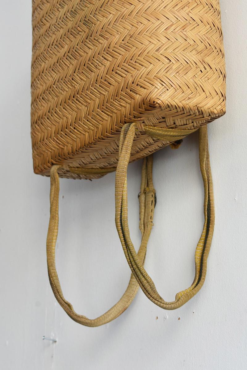 Old Basket Woven from Japanese Bamboo / Farm Tools / Folk Art / Flower Basket In Good Condition For Sale In Sammu-shi, Chiba