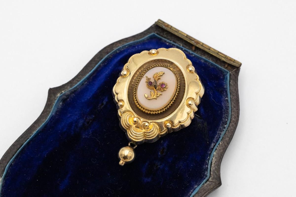 Antike vergoldete Biedermeier-Brosche.

Original-Brosche von 1840-1850 - selten gesehen - einzigartig.

Verziert mit den für das Biedermeier typischen Voluten, fleischigen Blättern und vom Rokoko inspirierten Motiven.

Die Brosche ist in sehr gutem