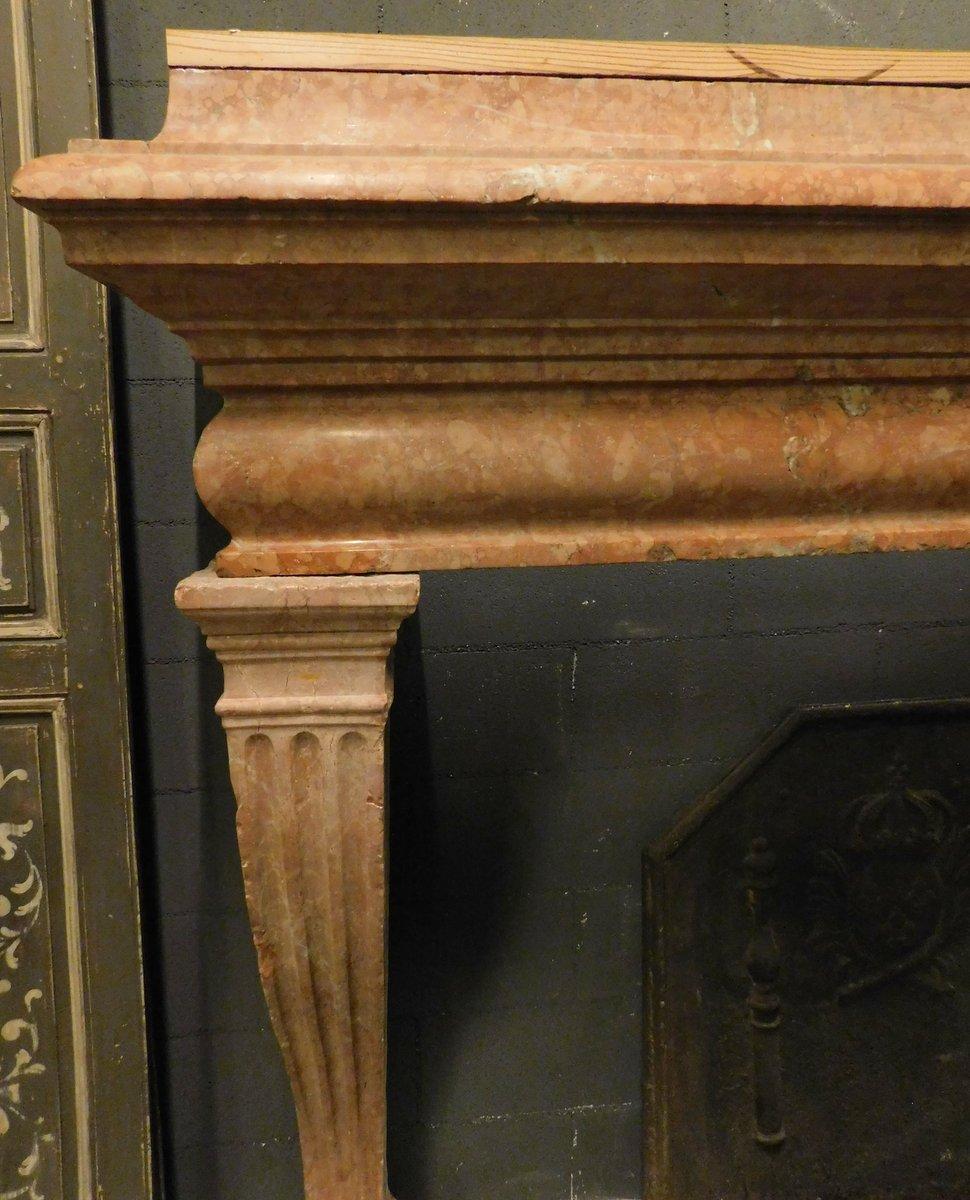old big fireplace mantle in carved red marble Verona, Italy In Good Condition For Sale In Cuneo, Italy (CN)