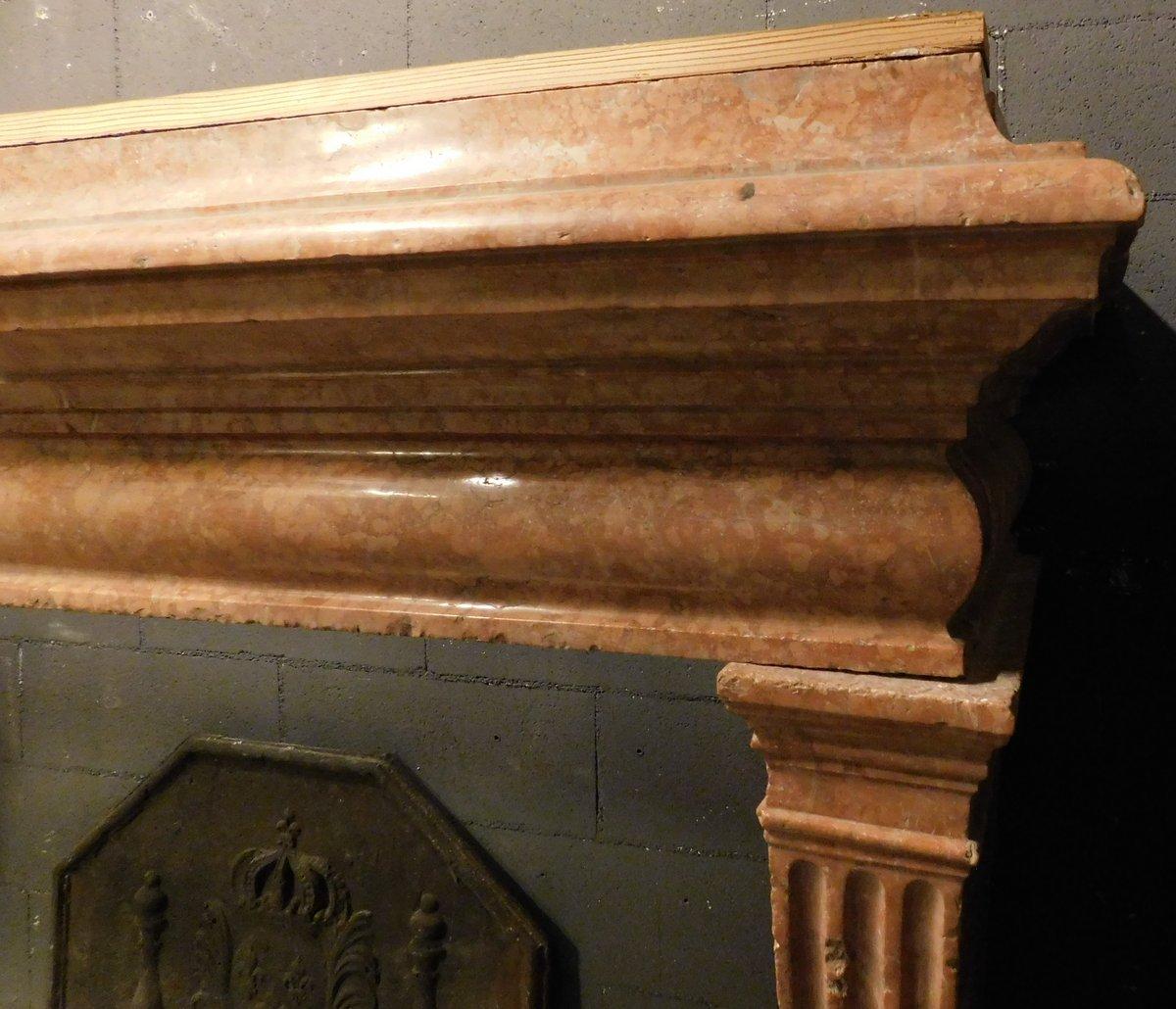 20ième siècle Cheminée ancienne en marbre rouge sculpté de Vérone, Italie en vente