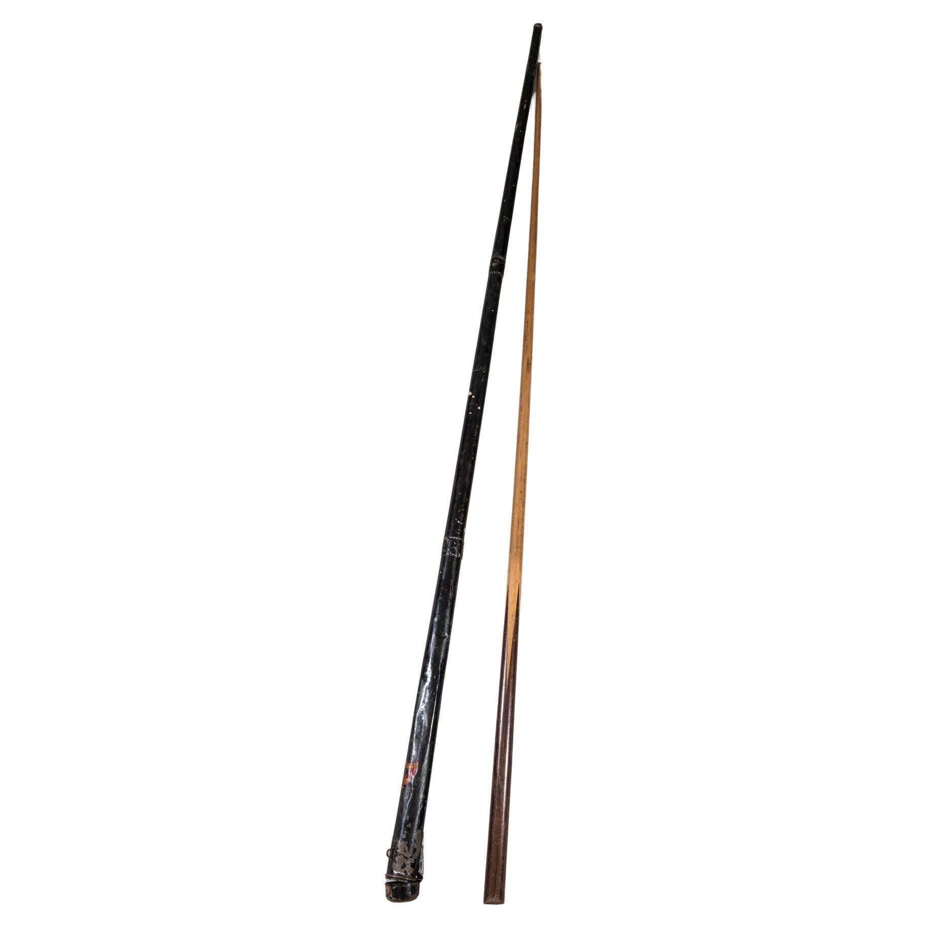 Old English billiard cue in its original metal case. Still has the original labes.
By: James Watkins & Sons Ltd. - Sports Outfitters - Portsmouth.

my ref. O/4577.