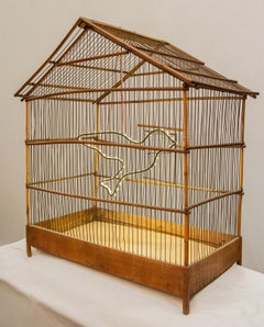 Old Bird Cage mit einem leuchtenden kleinen Vogel