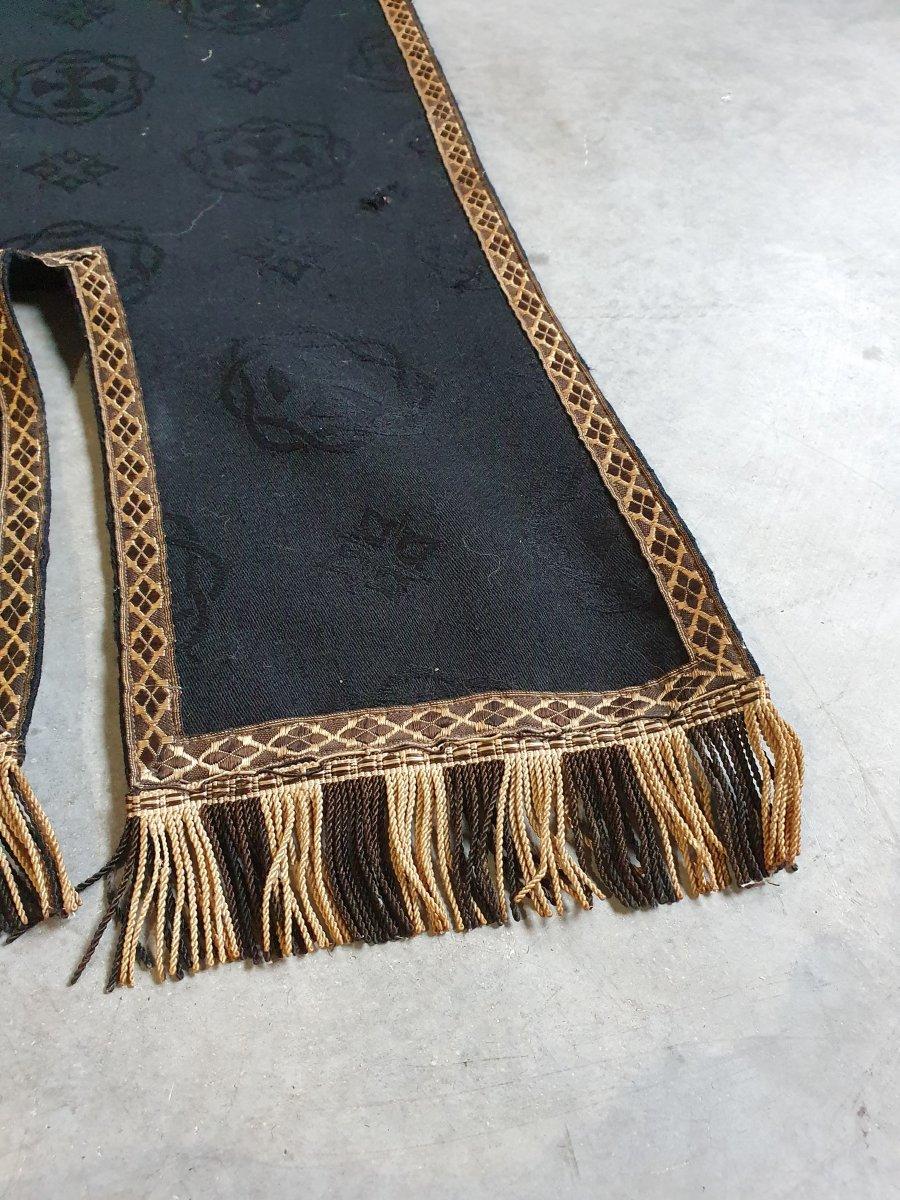 Magnificent old black and gold silk.

This very beautiful piece is a sumptuous work from the end of the 19th century, most certainly a personal order in a very good quality fabric, black in color and stamped with small cross pattées, Templar