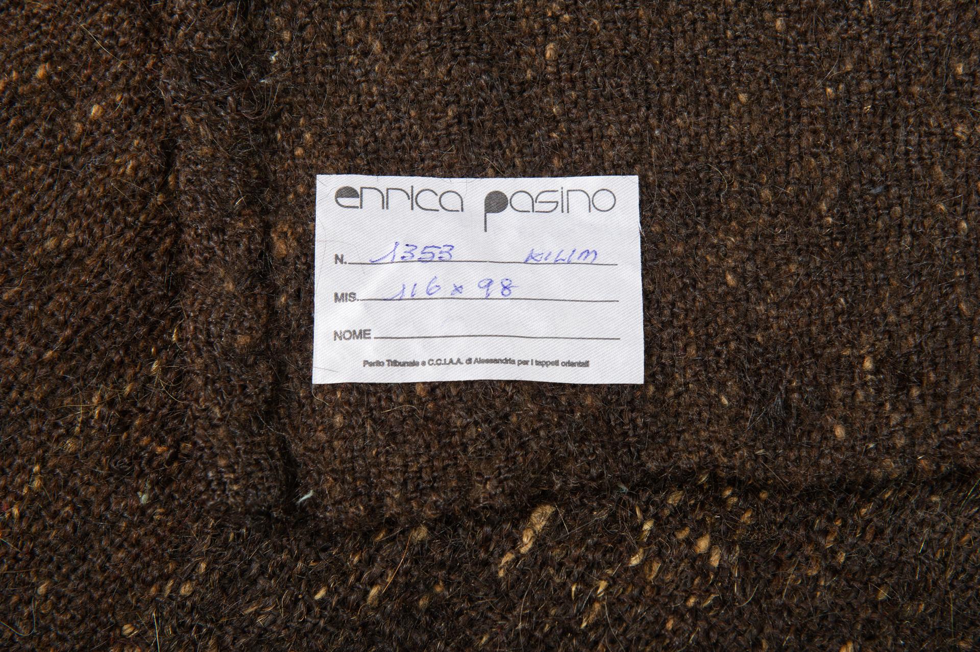 Stück eines alten primitiven Teppichs, mit der ursprünglichen schwarz-braunen Wolle. Ich habe es bei einem Hirten in den Bergen der Türkei gefunden und gekauft (und ordentlich gewaschen).


 