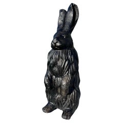 Ancienne année de jardin de lapin avec harnais à oreilles percées