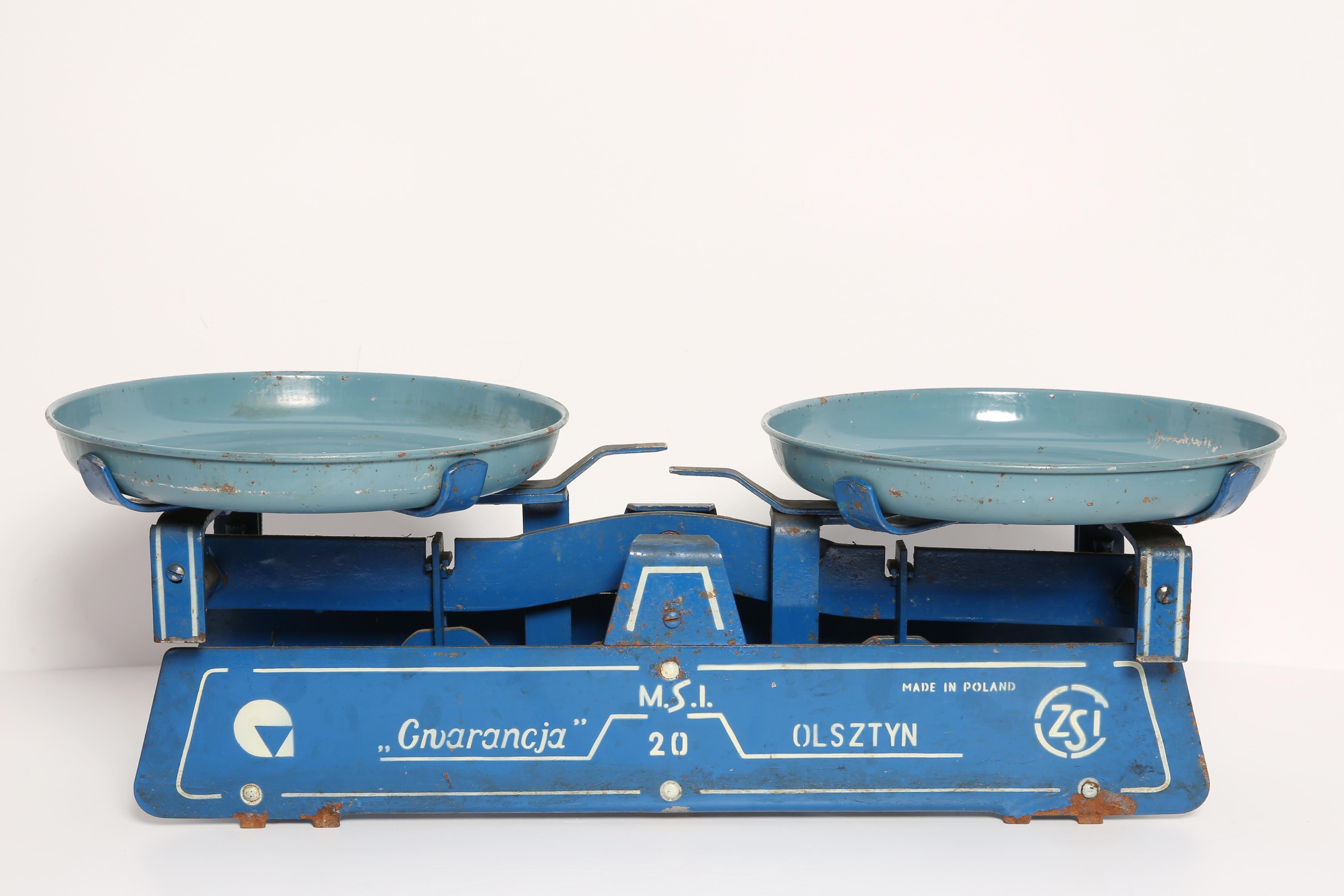 A fantastic antique weighing scale with nicely aged blue paint. Made by Gwarancja Factory in Olsztyn, Poland in the late 20th century. It presents wonderfully and makes excellent home, office or business decor. This 