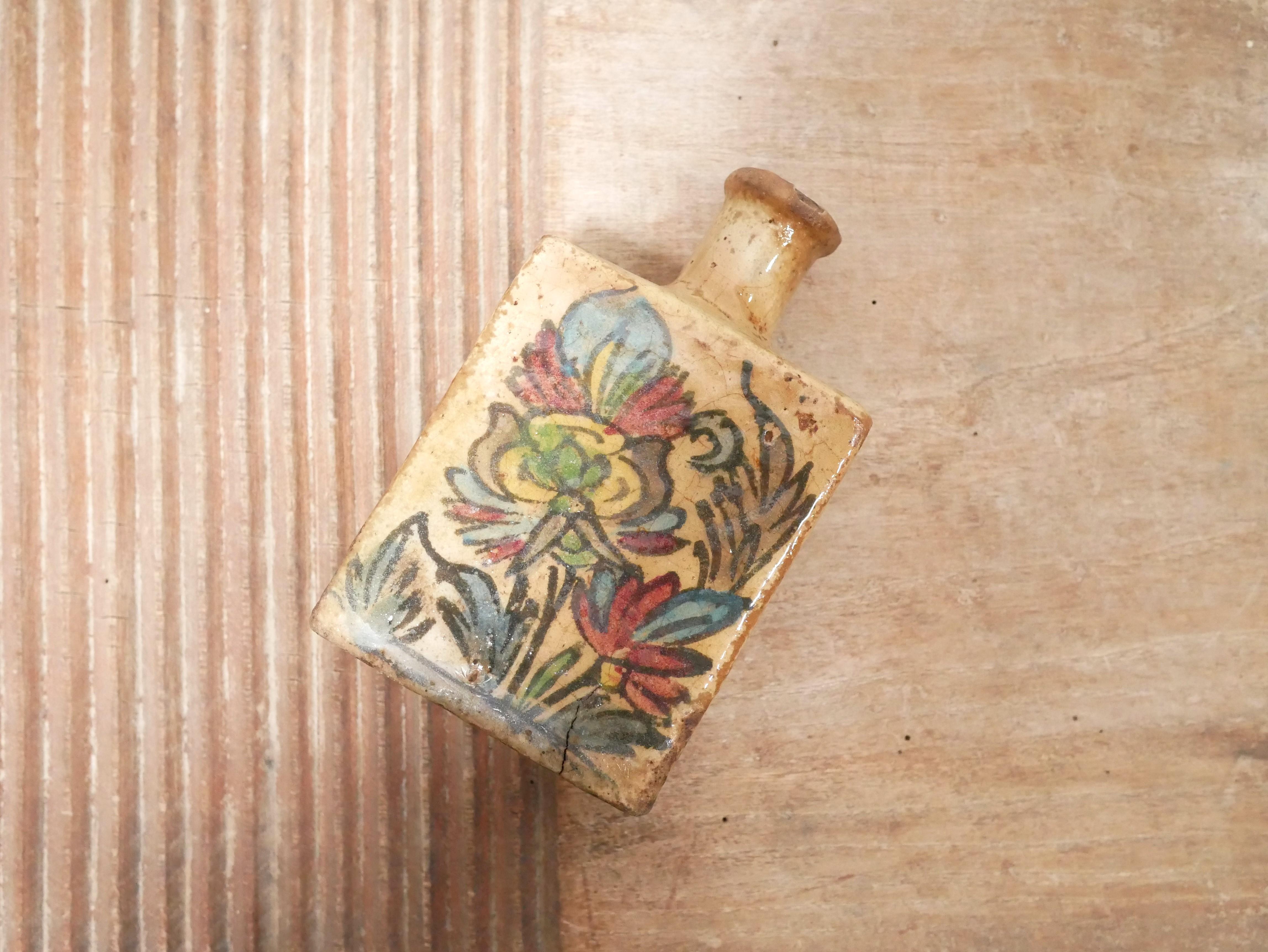 Bouteille en terre cuite vernissée faite à la main, Iran, fin du XIXe siècle, période de la dynastie Qajar.

Jolie couleur chaude, forme harmonieuse et moderne.
Cette bouteille, chargée d'histoire, ne manque pas de caractère et d'élégance. Il sera