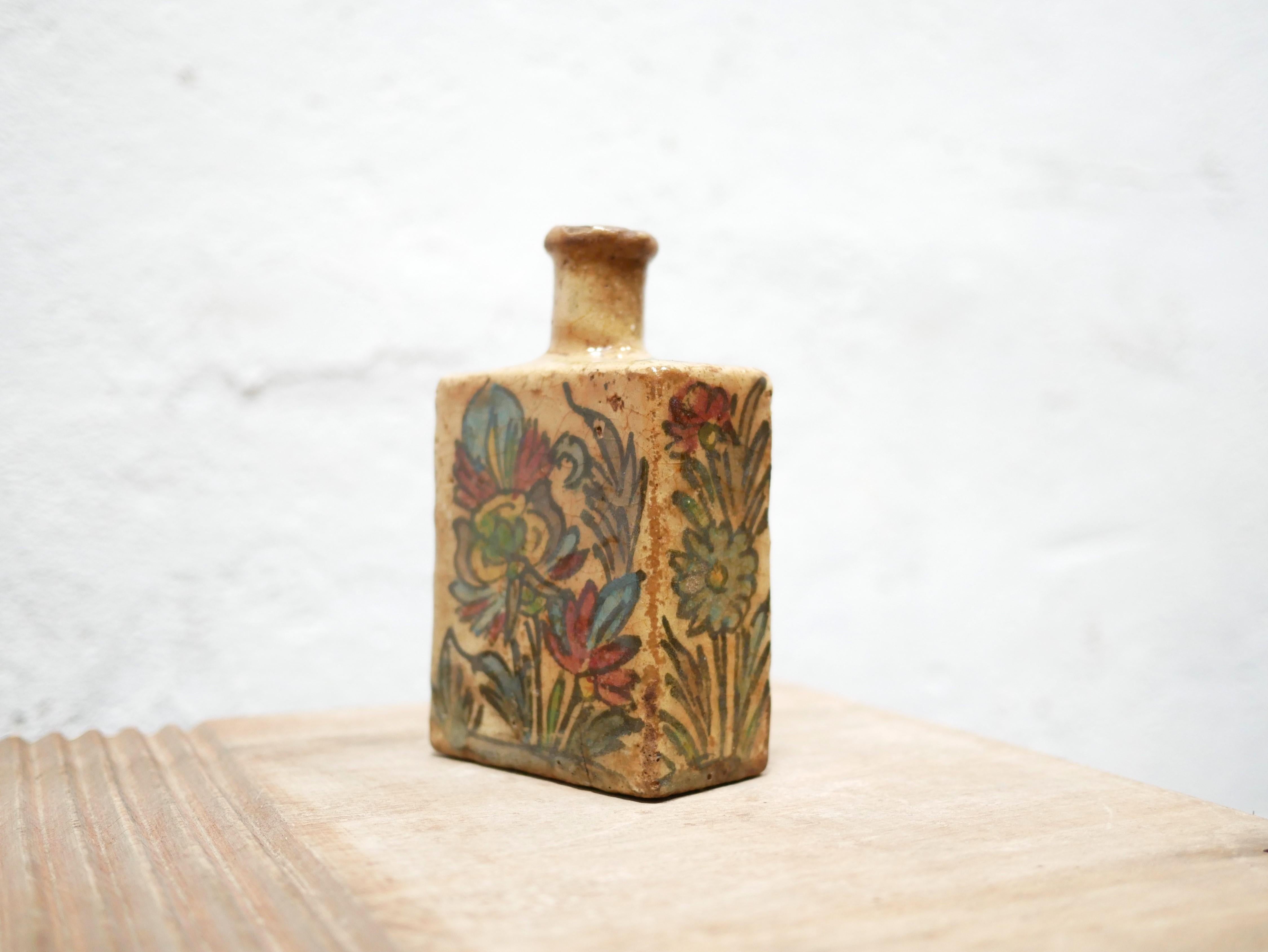Céramique Ancien vase bouteille en terre cuite émaillée, Iran, XIXe siècle en vente