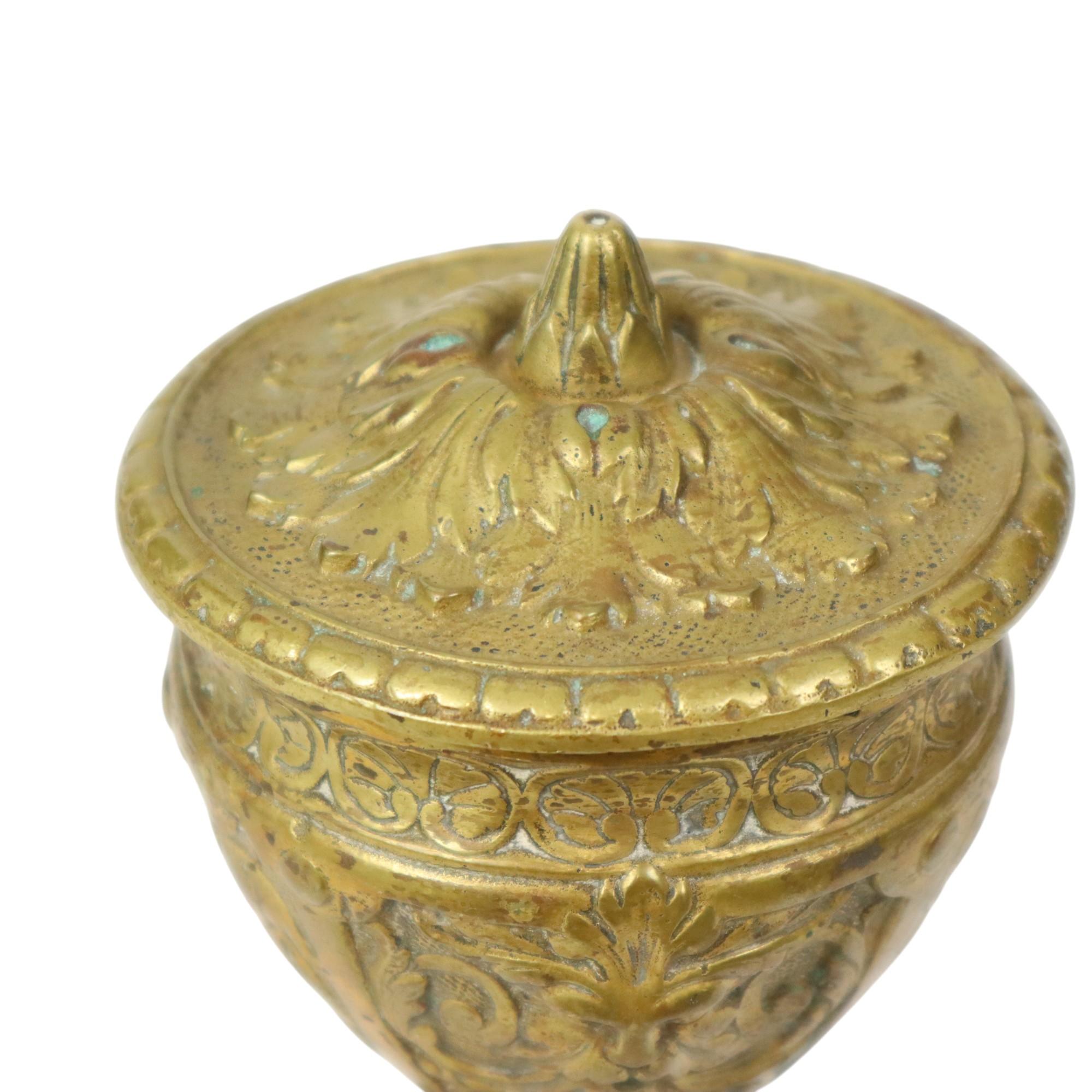 Vecchia tazza in ottone con coperchio Figura mitica 14cm In condizioni buone in vendita a Poperinge, BE