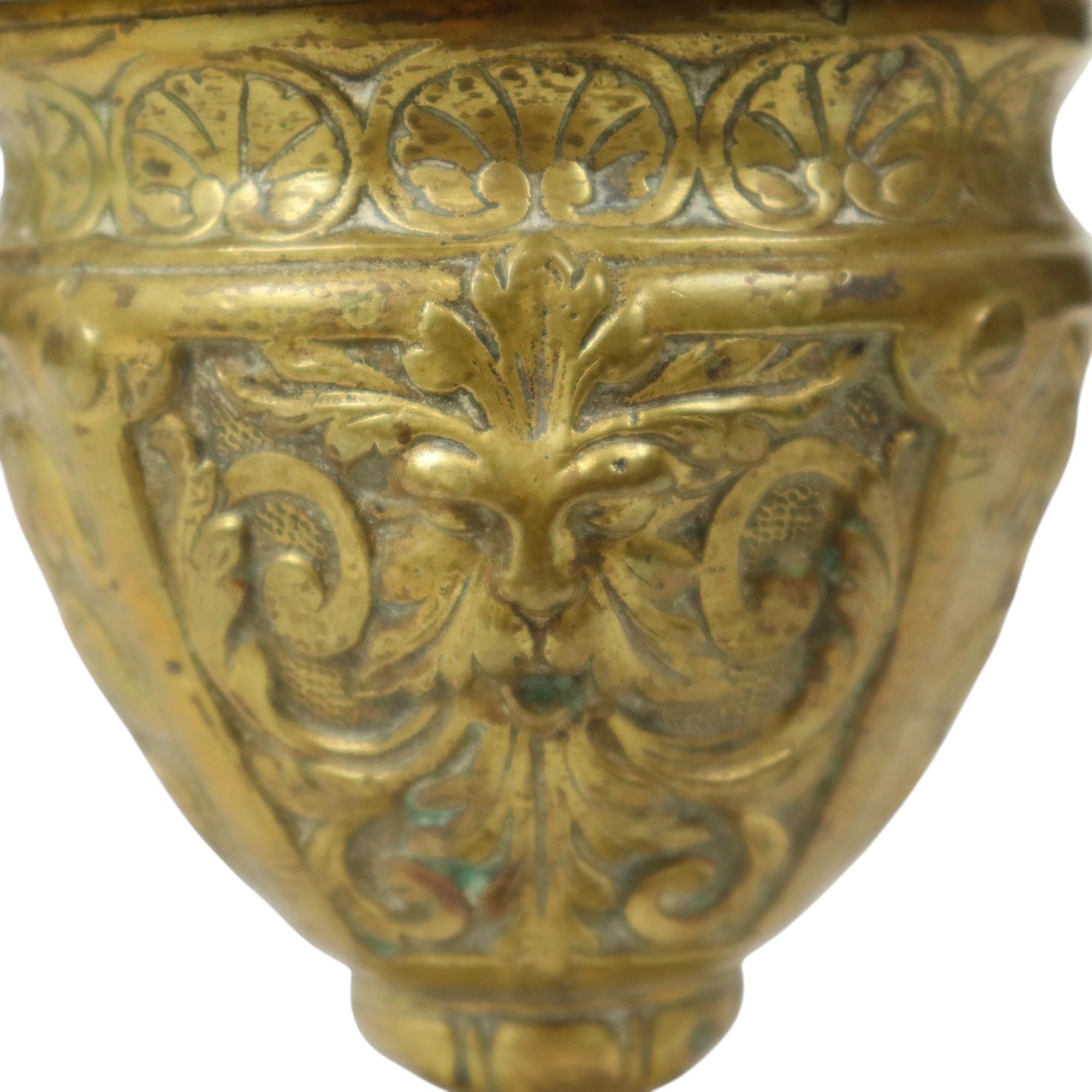 Metà XX secolo Vecchia tazza in ottone con coperchio Figura mitica 14cm in vendita