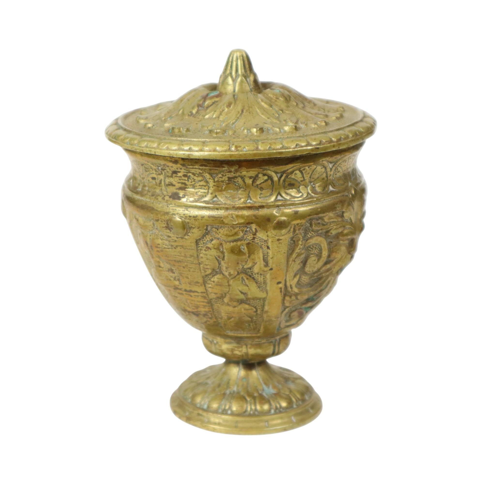 Vecchia tazza in ottone con coperchio Figura mitica 14cm in vendita 1