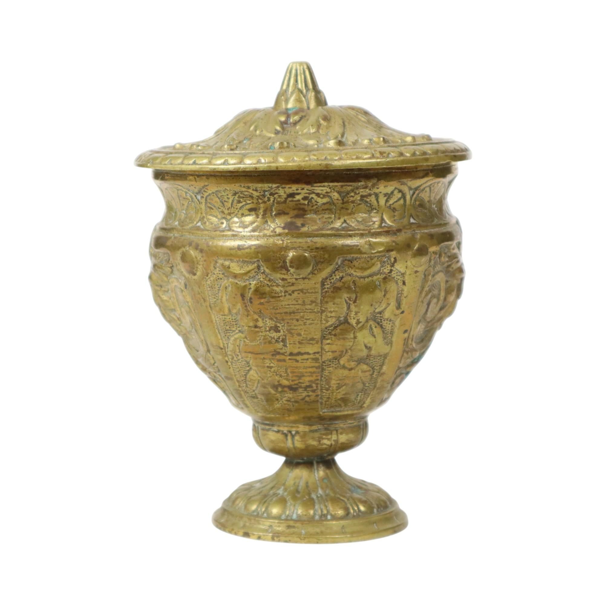 Vecchia tazza in ottone con coperchio Figura mitica 14cm in vendita 2